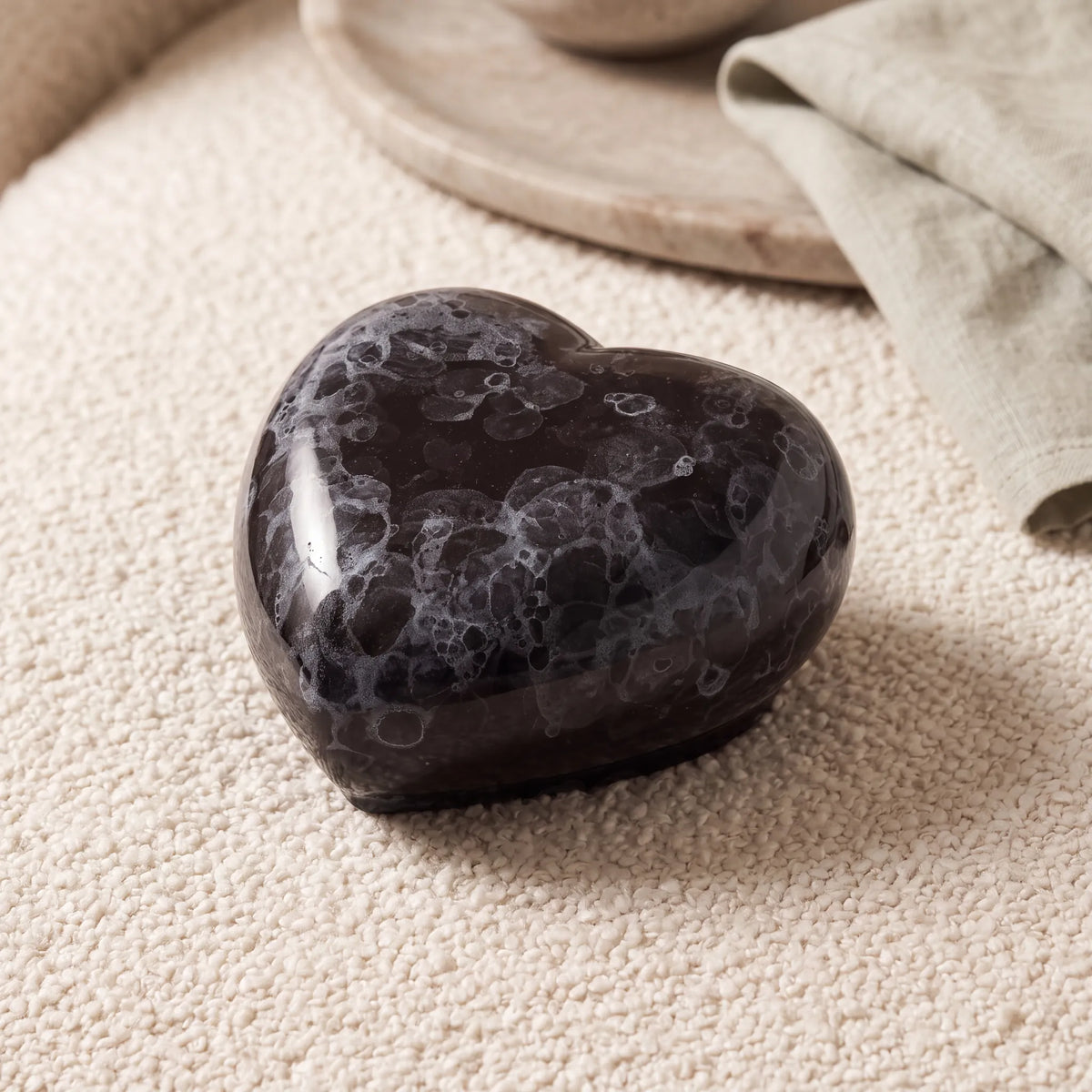 Big-Heart-Classic-Urn-for-Ashes-in-Black-Marble-heart_boucle_above