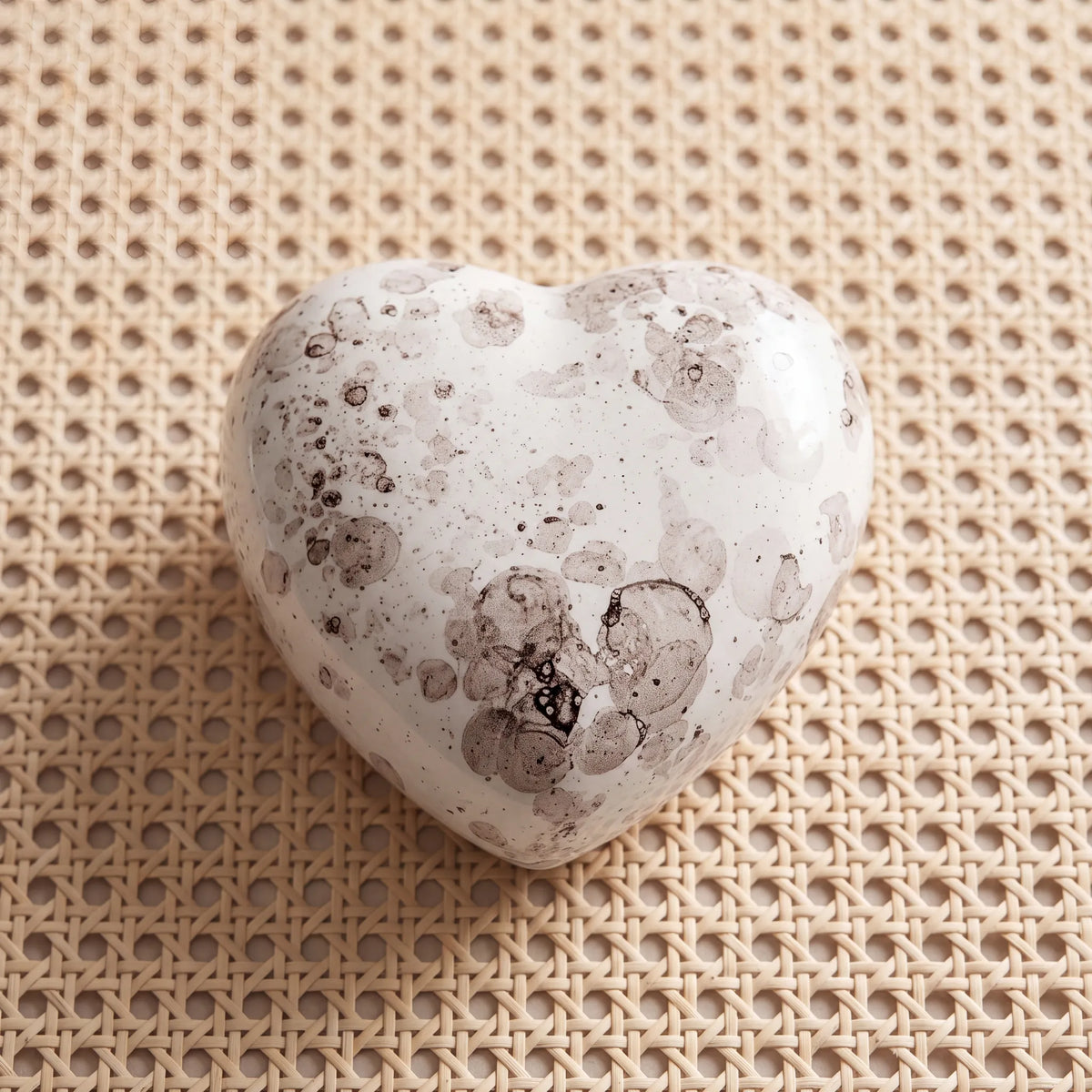 Big-Heart-Classic-Urn-for-Ashes-in-White-Marble-heart_cane_above