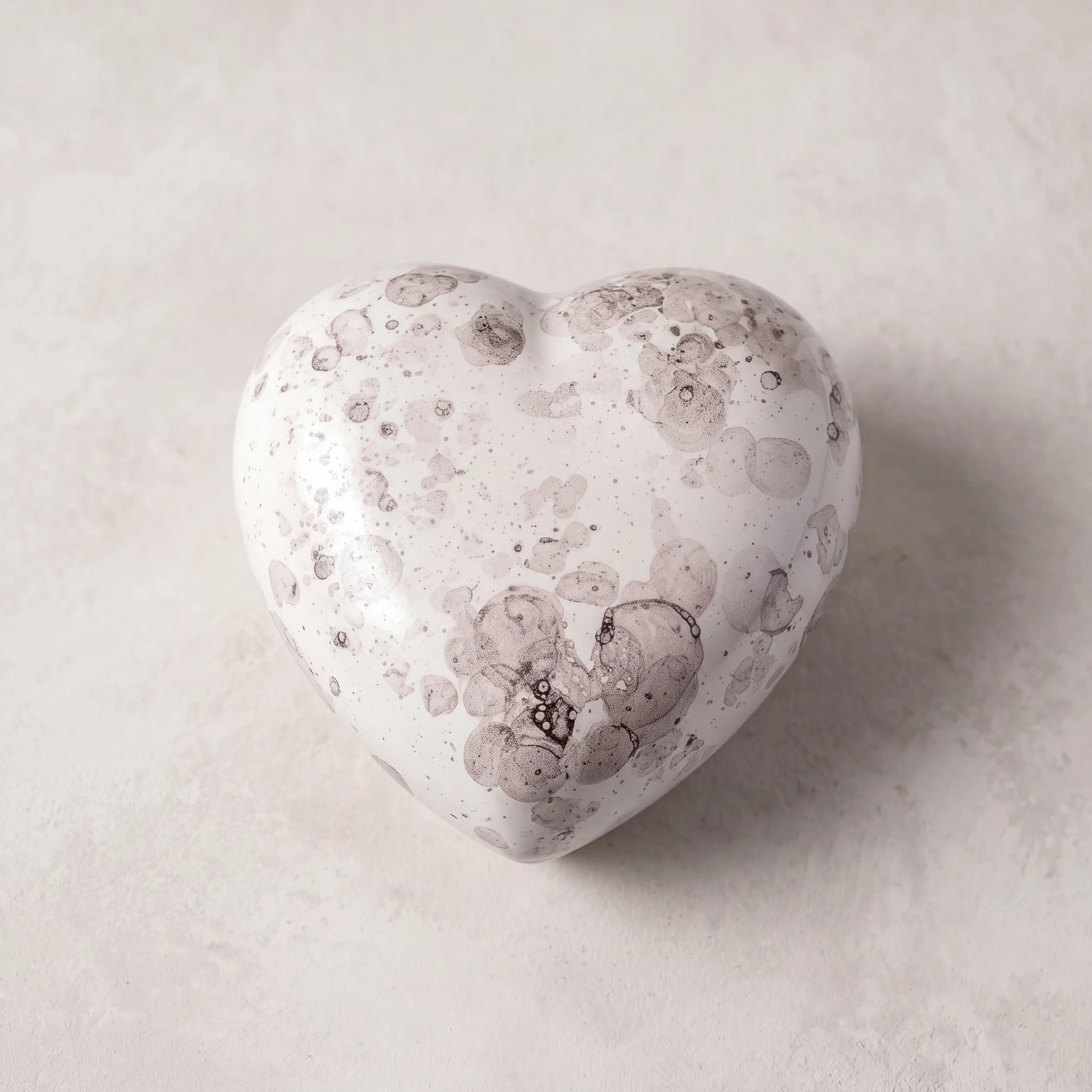 Big-Heart-Classic-Urn-for-Ashes-in-White-Marble-heart_plaster_above