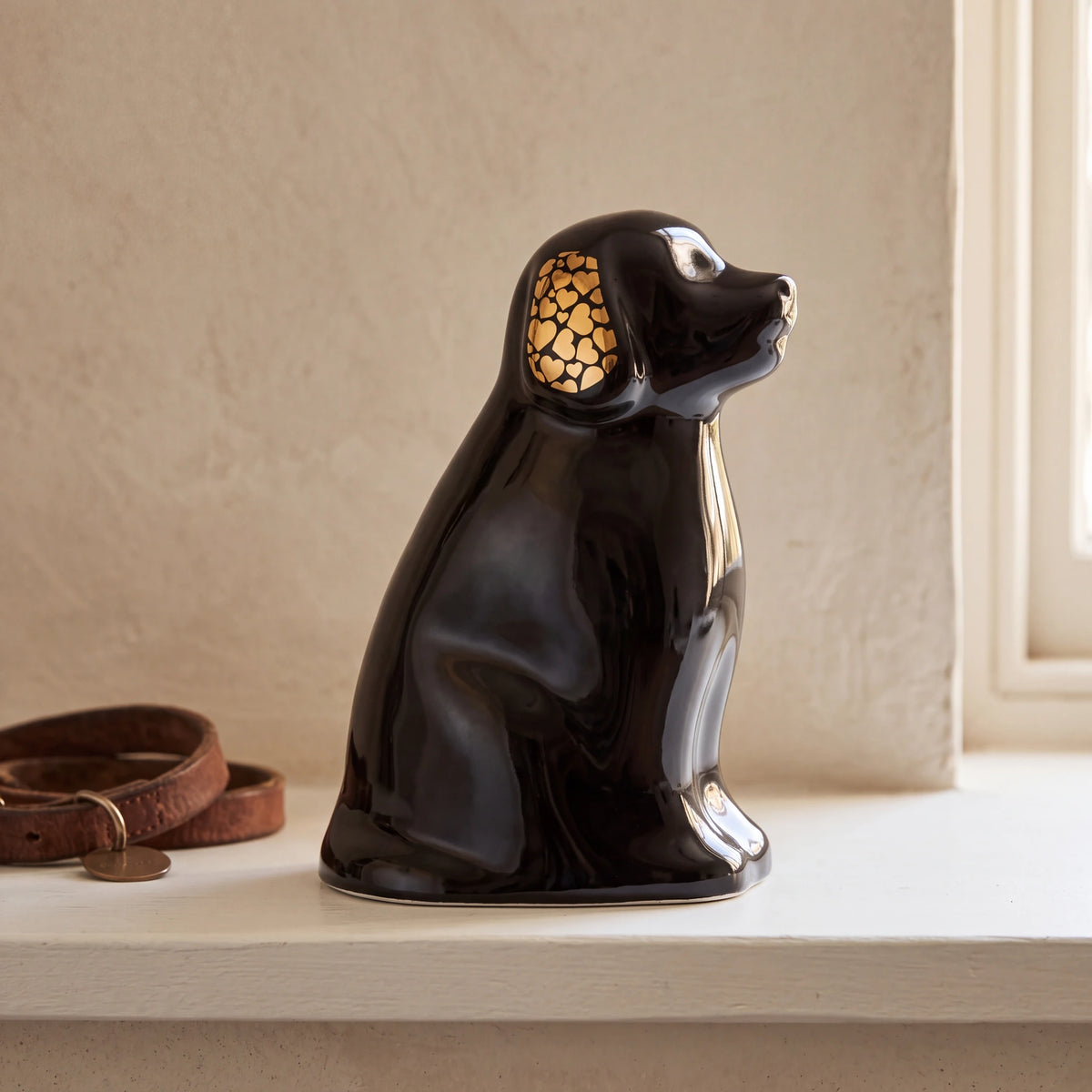 Cuddle-Dog-Urn-for-Ashes-in-Black-pet_collar_ledge