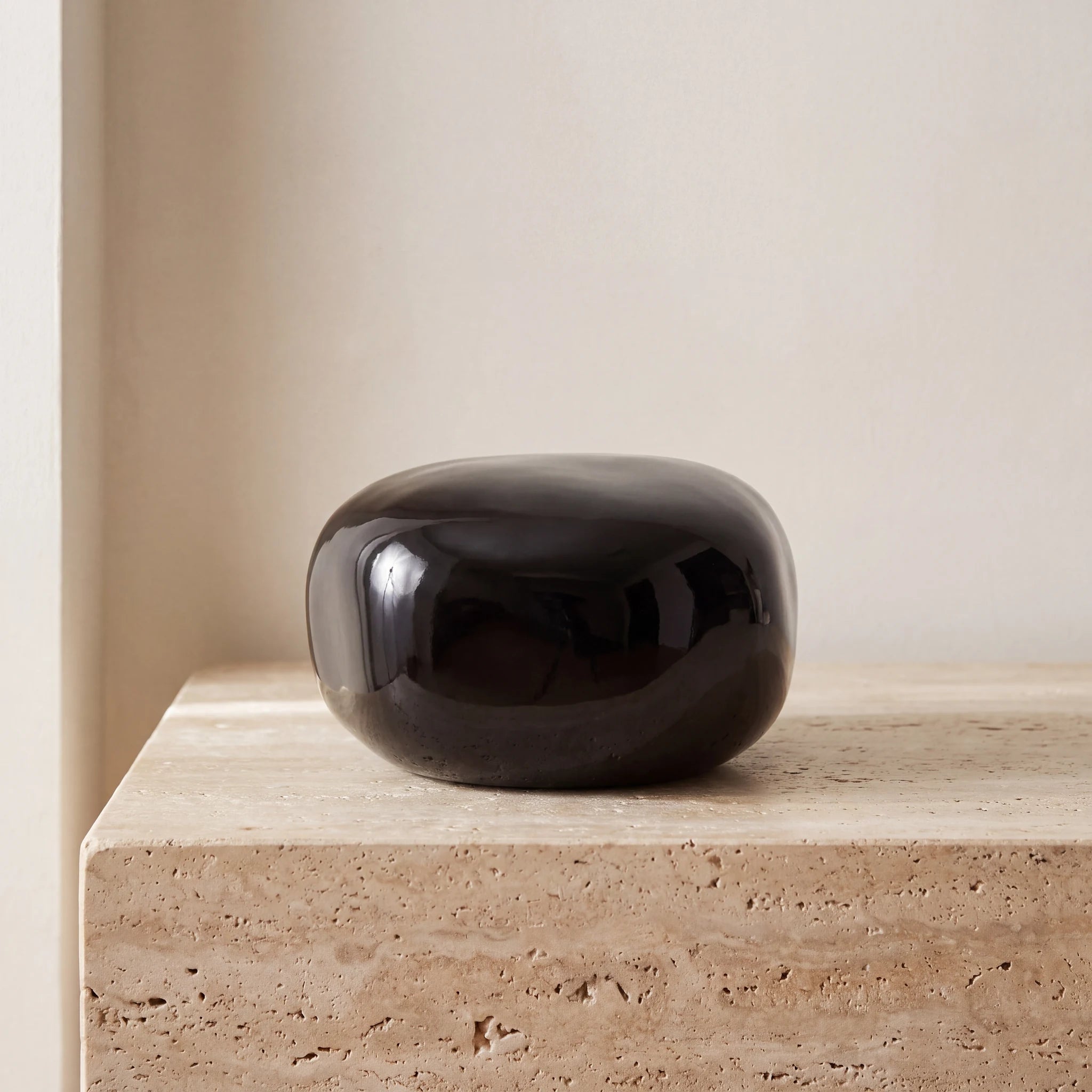 Cuddle-Stone-Keepsake-Urn-for-Ashes-in-Glossy-Black-Travertine-Ledge