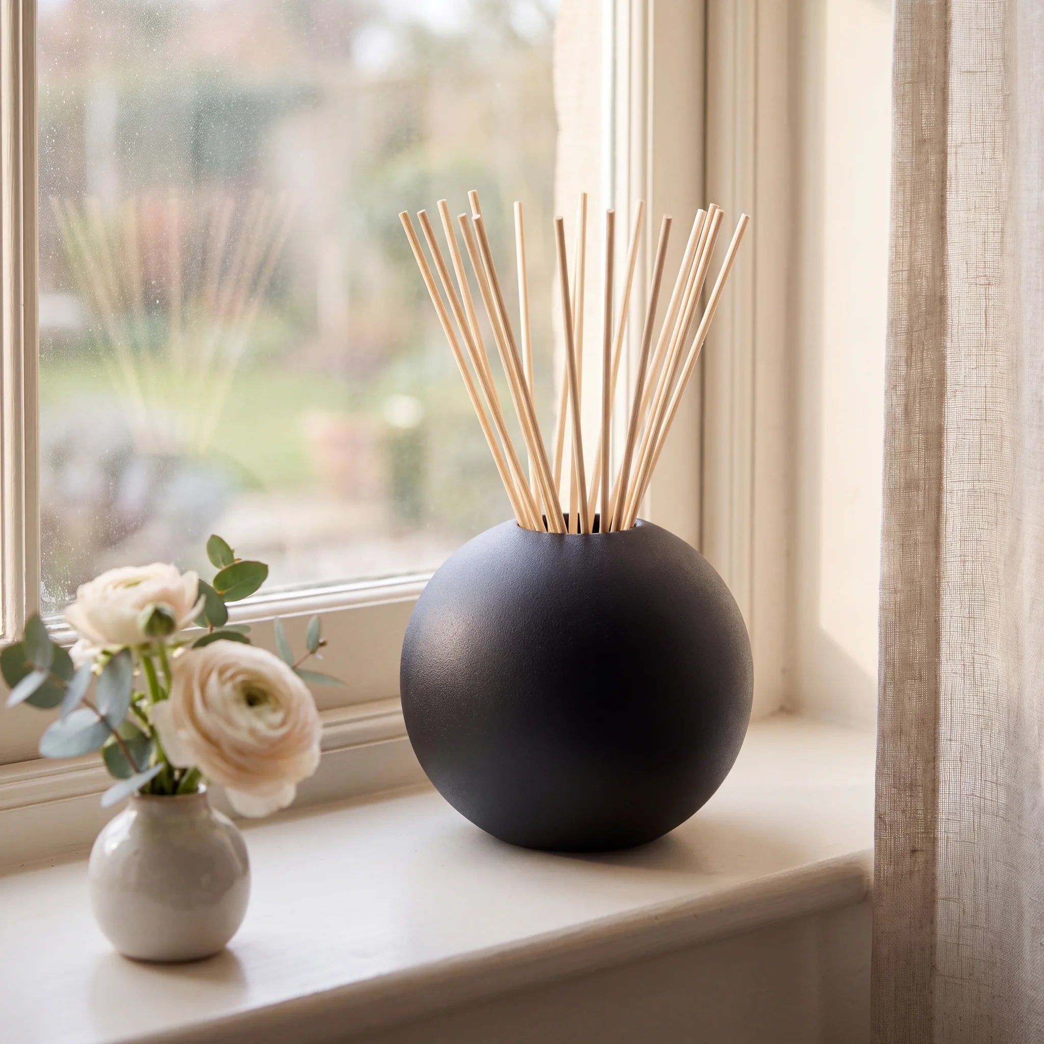 Essence-of-Life-Scented-Keepsake-Urn-for-Ashes-in-Black-keepsake_windowsill_posy