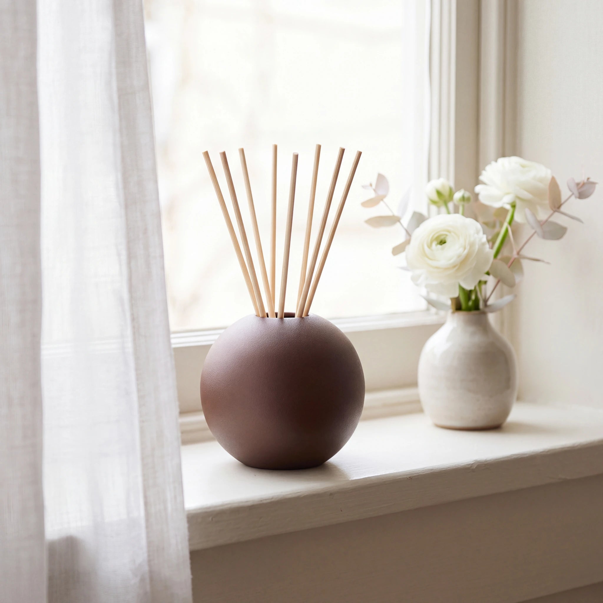 Essence-of-Life-Scented-Keepsake-Urn-for-Ashes-in-Bronze-keepsake_windowsill_posy
