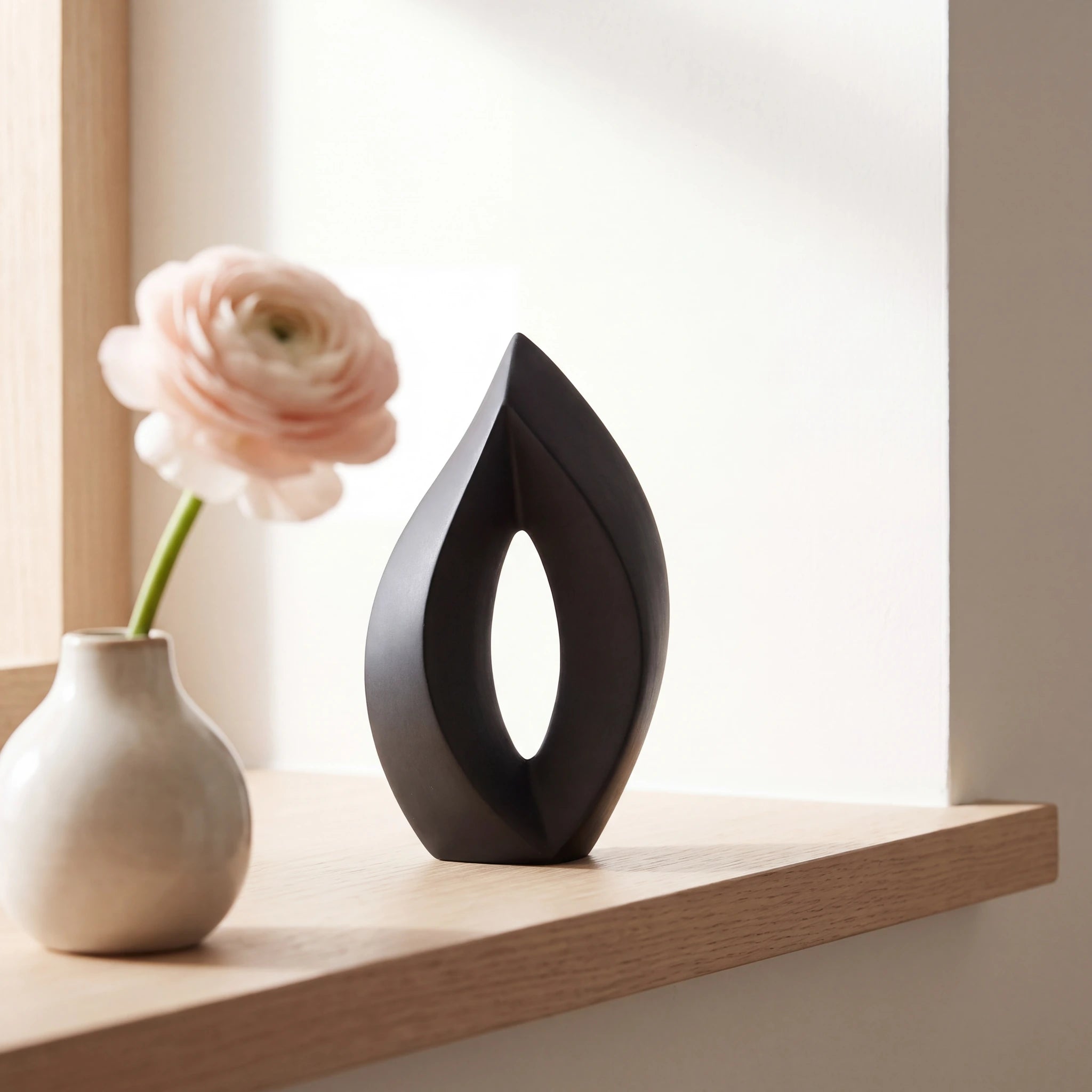 Flame-Small-Urn-for-Ashes-in-Black-keepsake_bud_vase