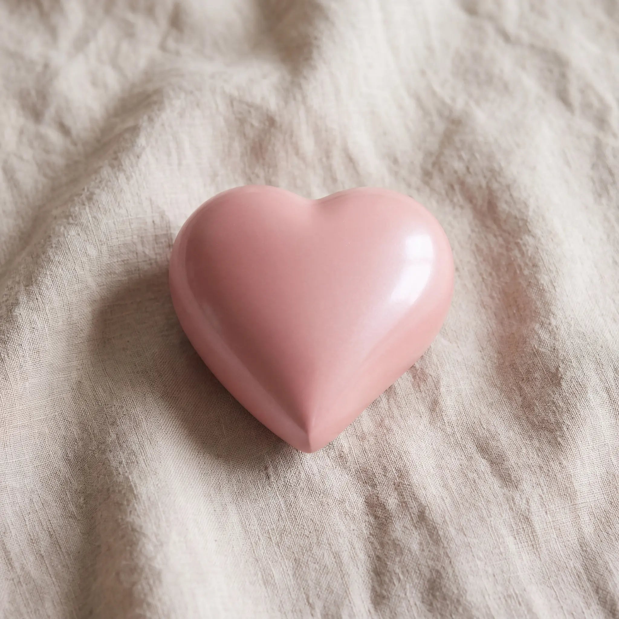 Heart-Keepsake-Urn-for-Ashes-in-Pastel-Pink-Metal-Edition-On-Linen