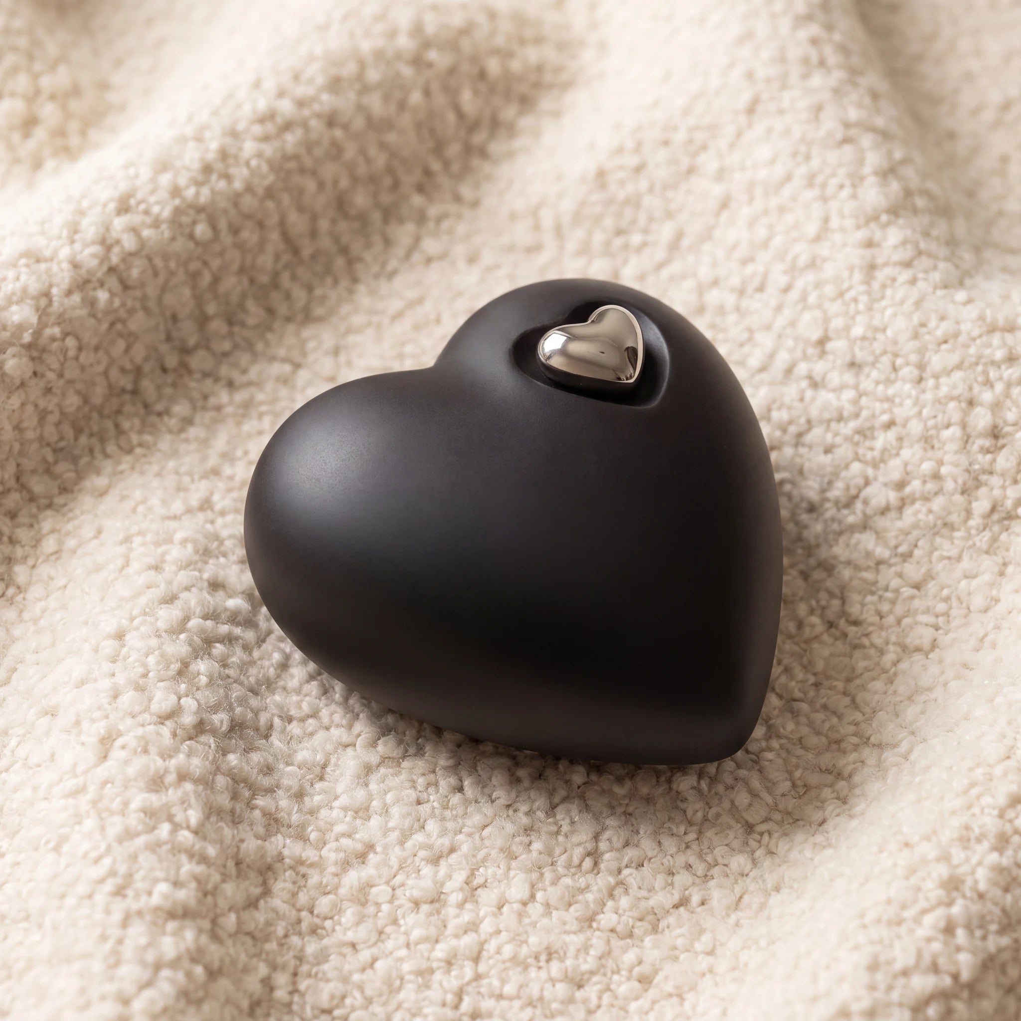 Heart-Medium-Urn-for-Ashes-in-Black-and-Silver-heart_boucle_above