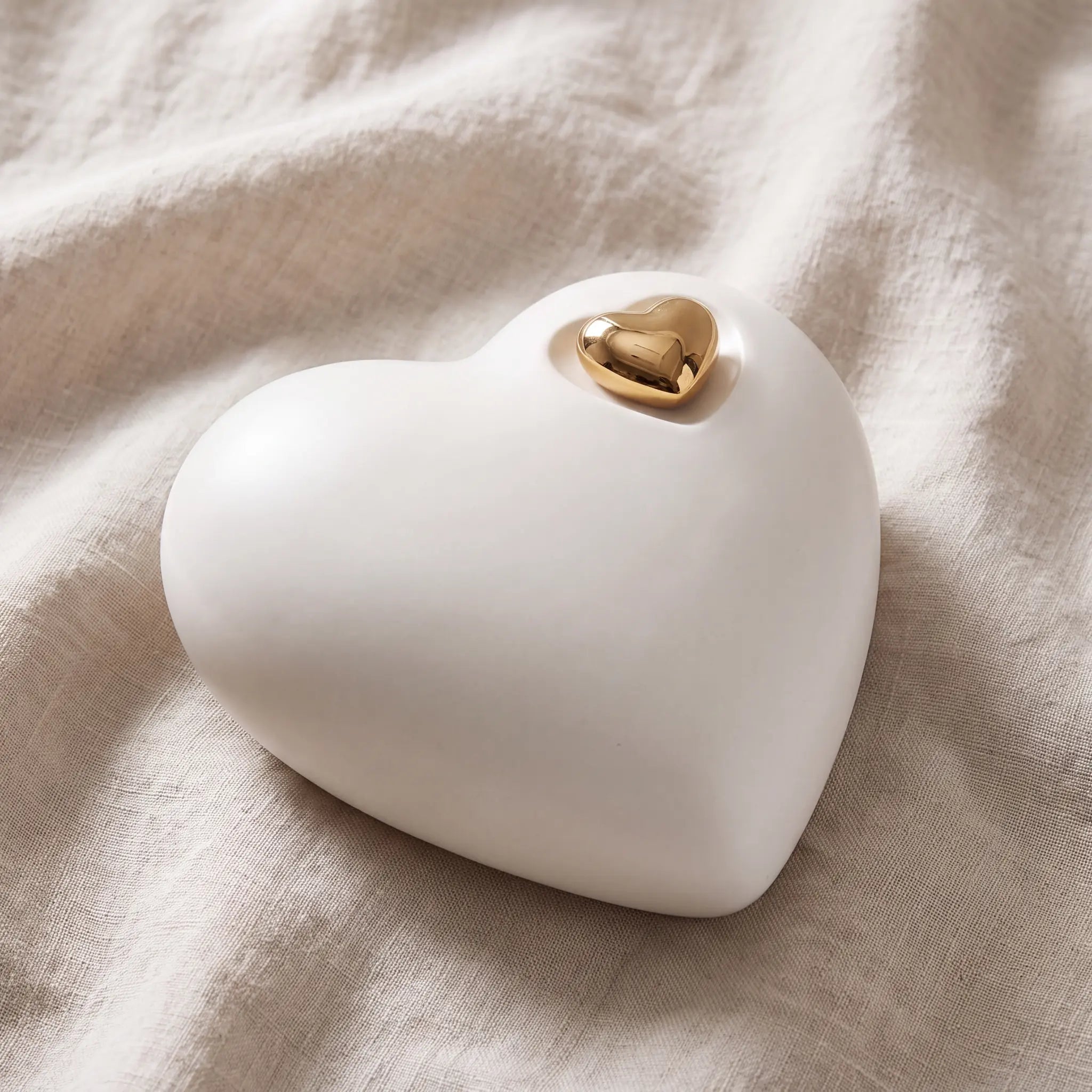 Heart-Medium-Urn-for-Ashes-in-White-and-Gold-On-Linen