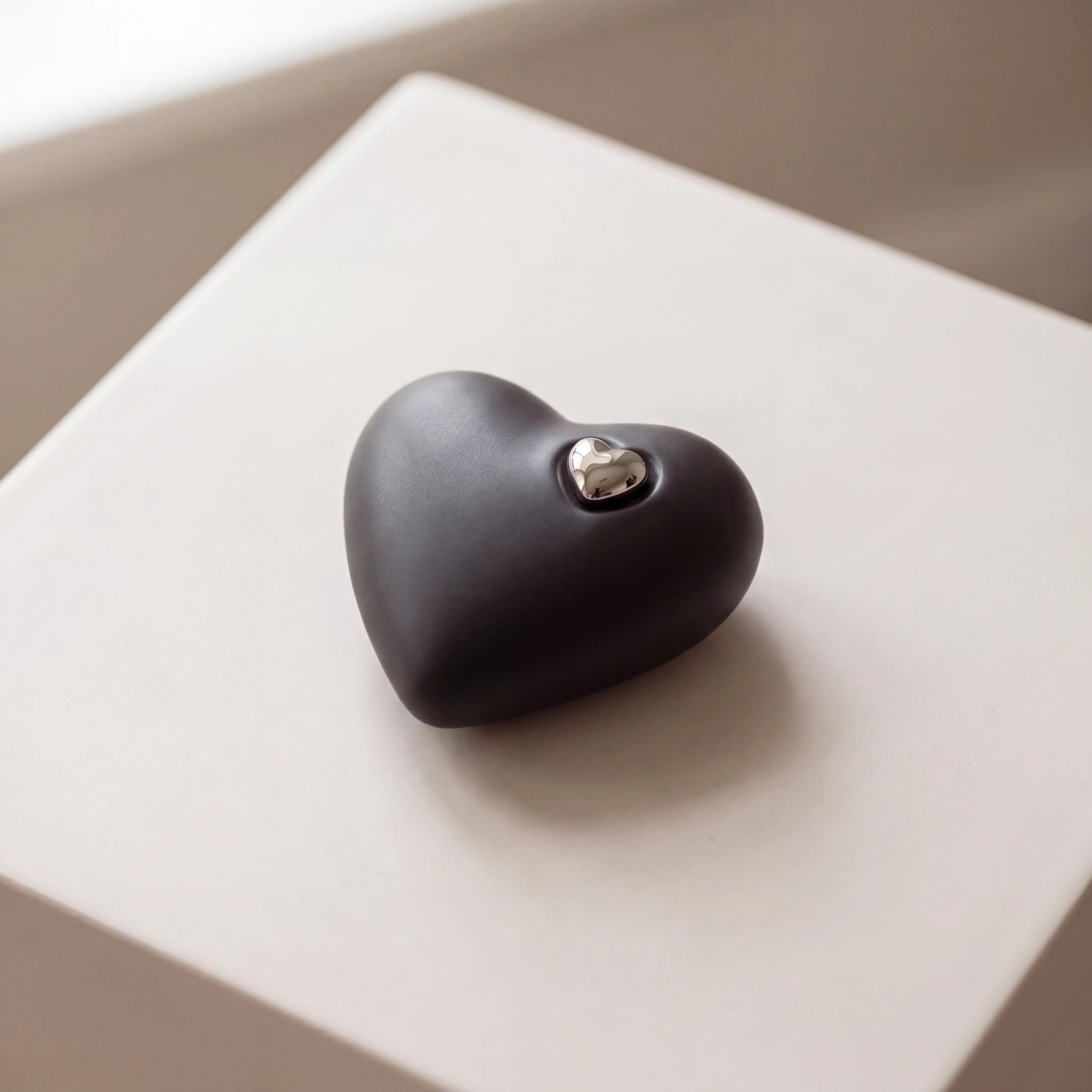 Heart-Small-Urn-for-Ashes-in-Black-and-Silver-heart_stoneware_above