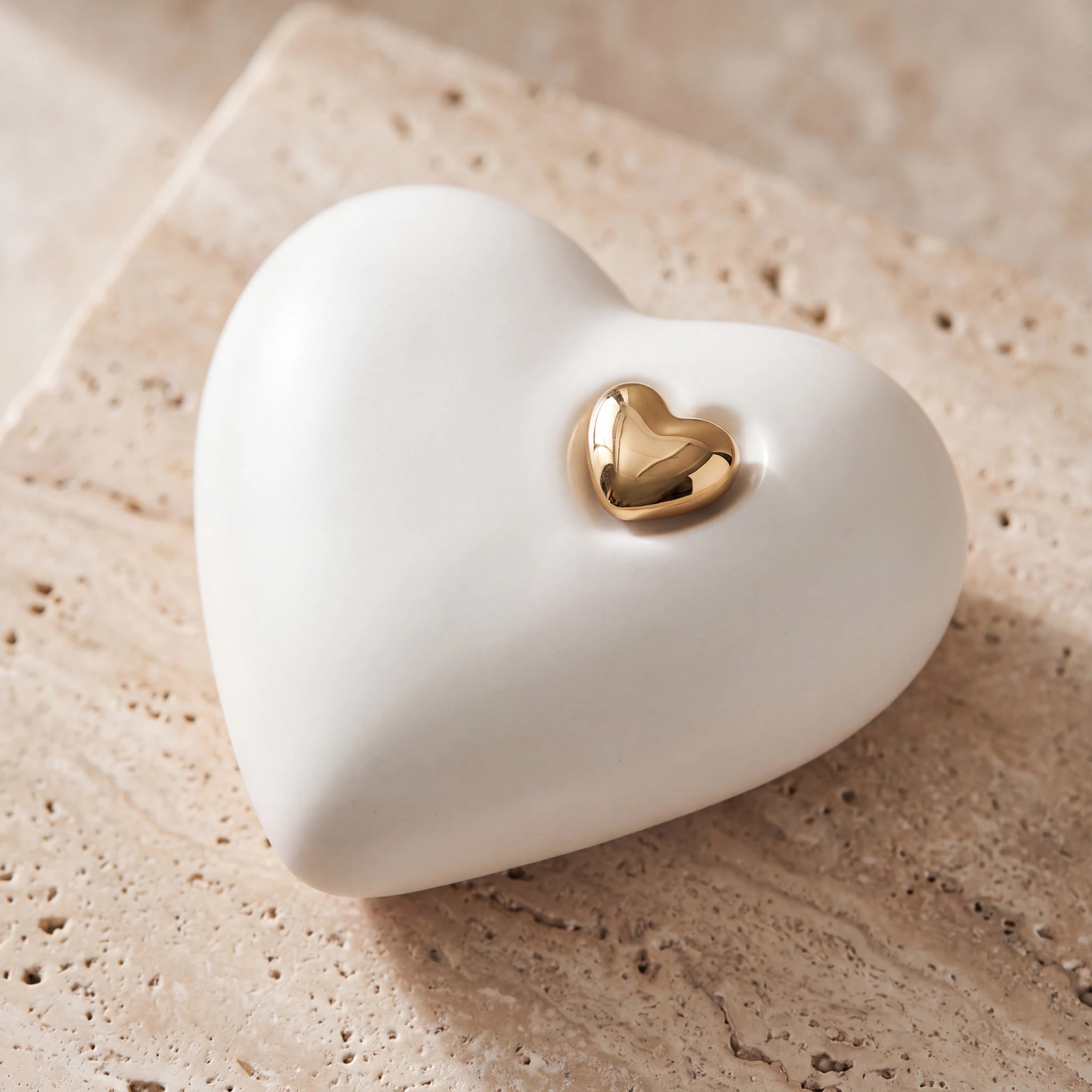 Heart-Small-Urn-for-Ashes-in-White-and-Gold-On-Travertine