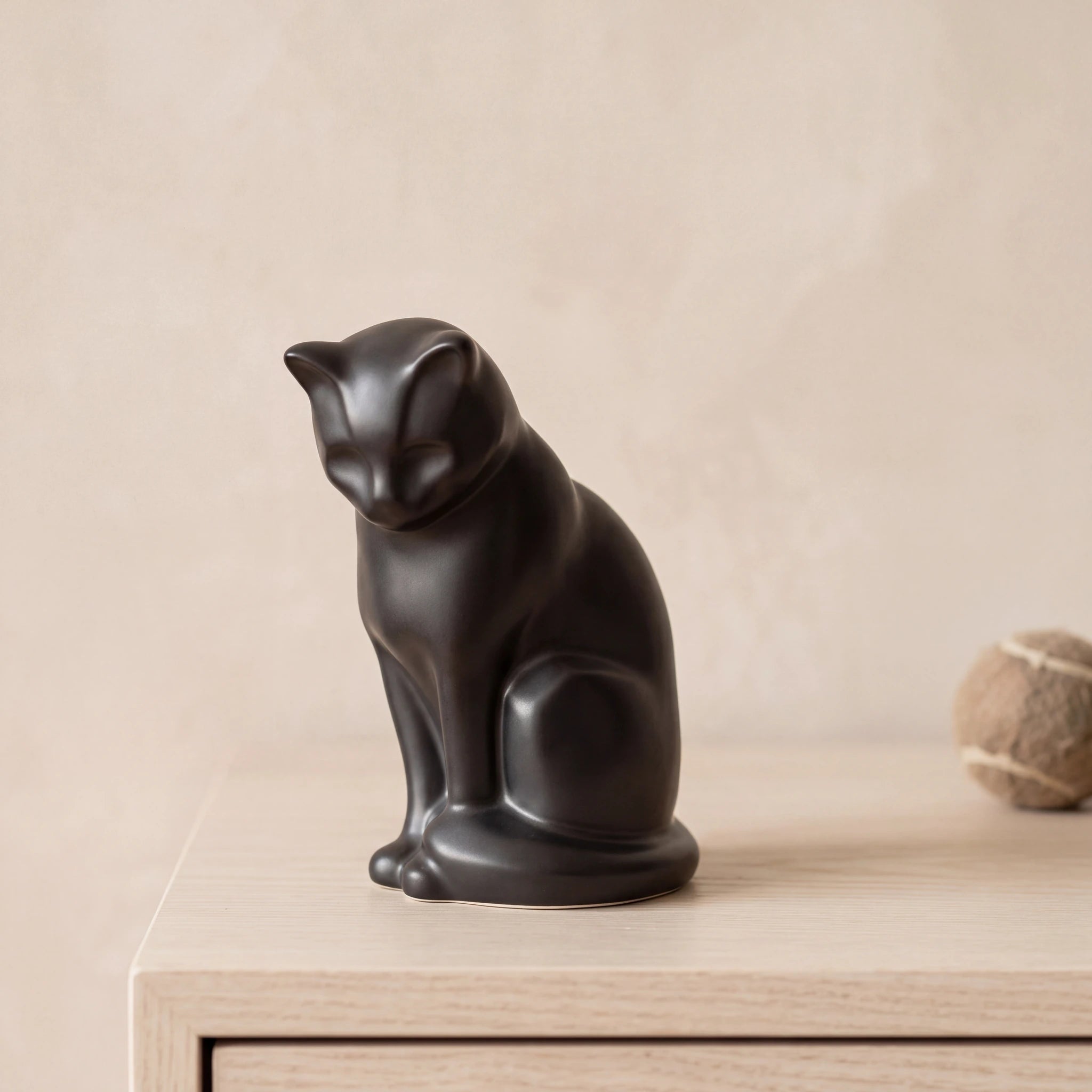 Kitten-Urn-for-Ashes-in-Matte-Black-pet_console_ball