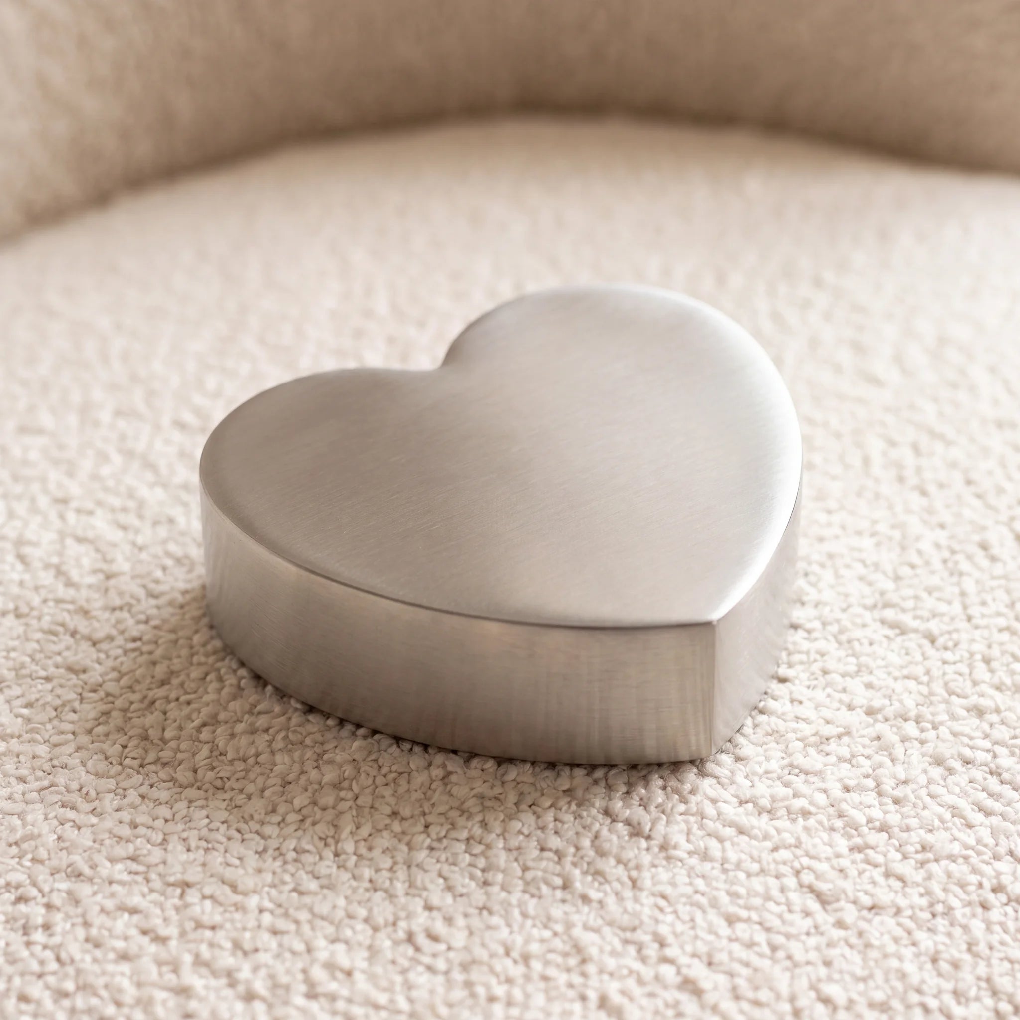 Love-Heart-Small-Urn-for-Ashes-in-Stainless-Steel-heart_boucle_above