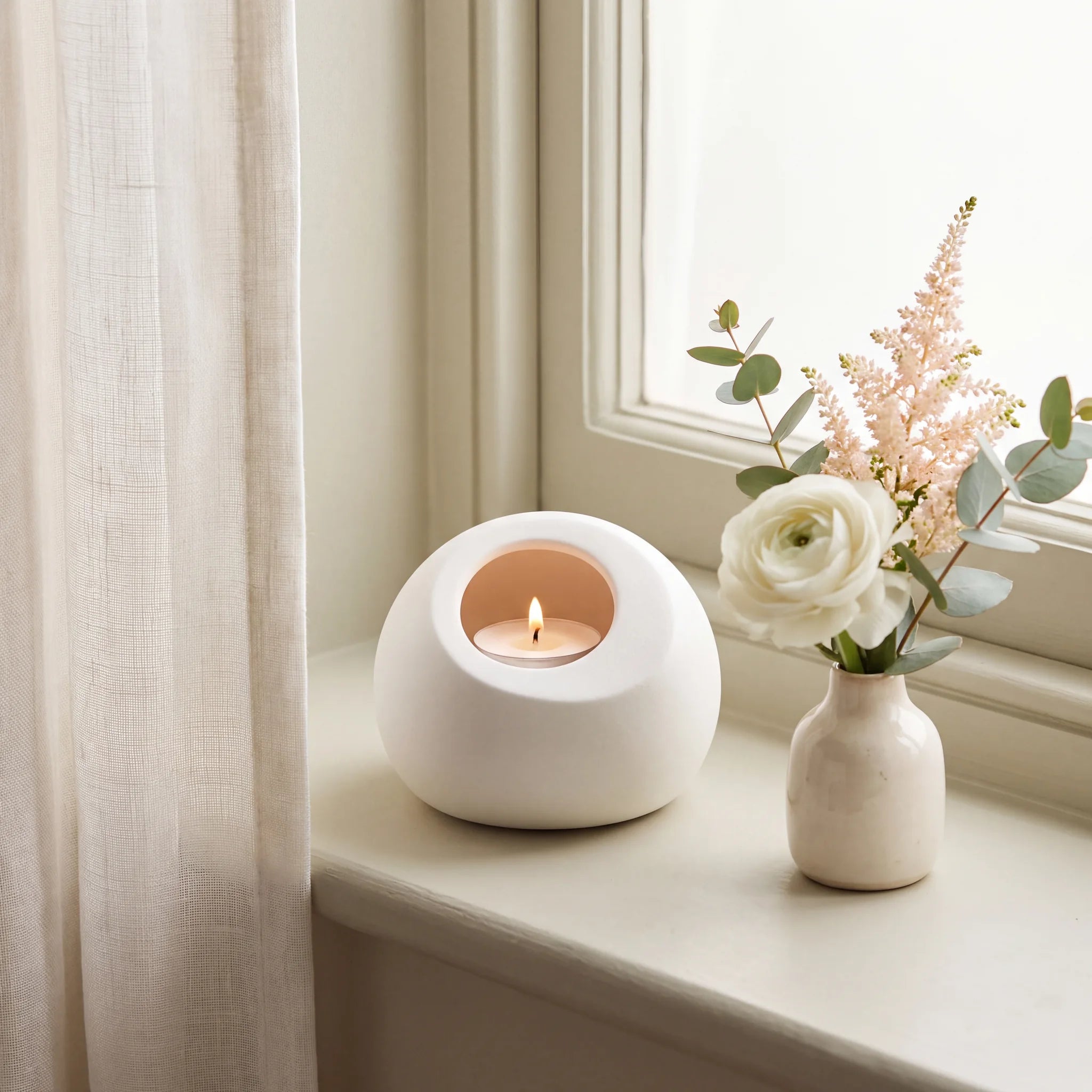 Lumos-Keepsake-Urn-for-Ashes-keepsake_windowsill_posy