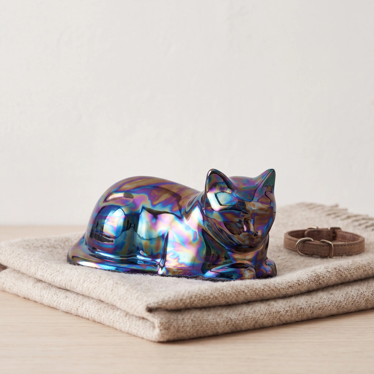 Lying-Cat-Mini-Urn-for-Ashes-in-Multicolor-pet_blanket_fold