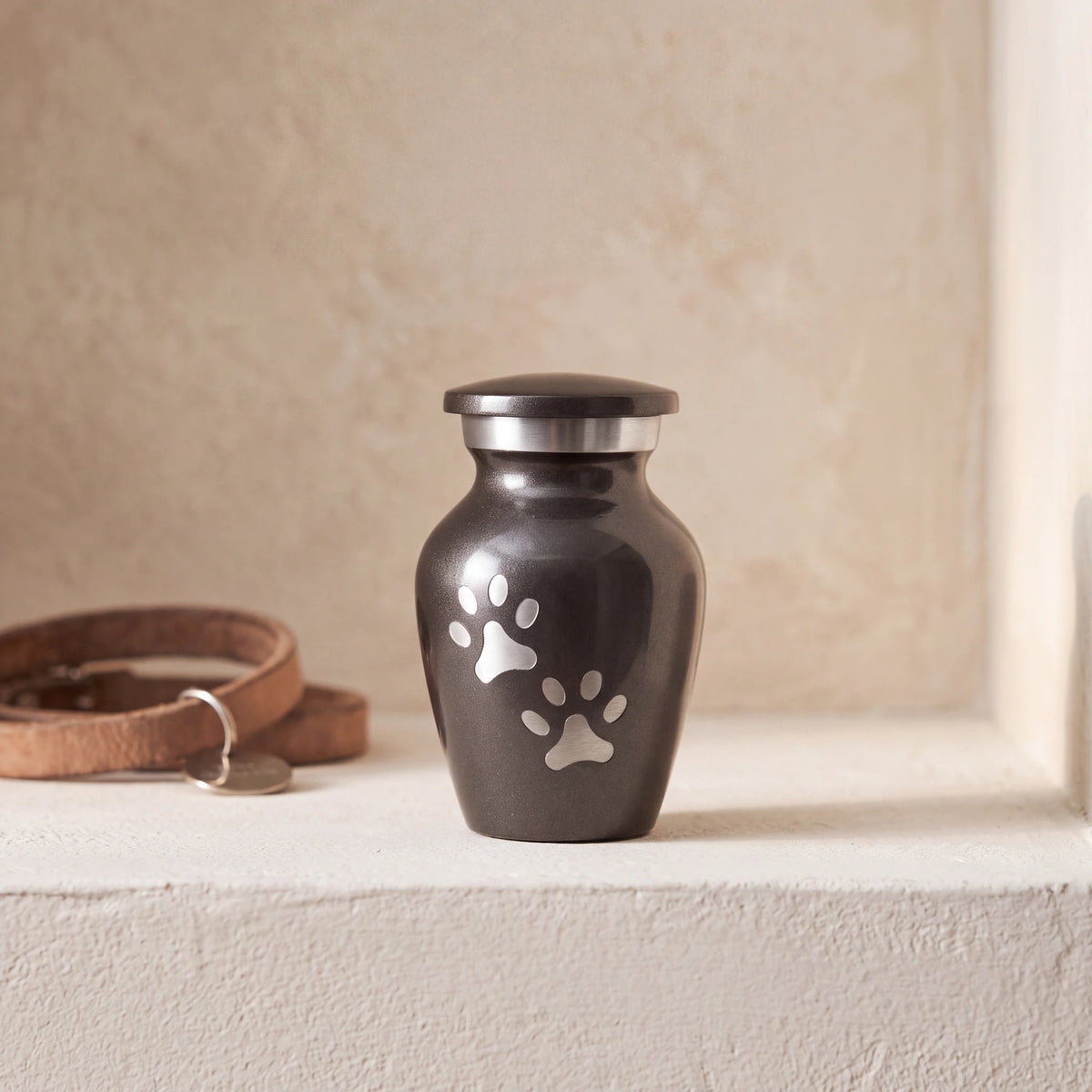 Pawprint-Pet-Keepsake-Urn-for-Ashes-in-White-Silver-pet_collar_ledge