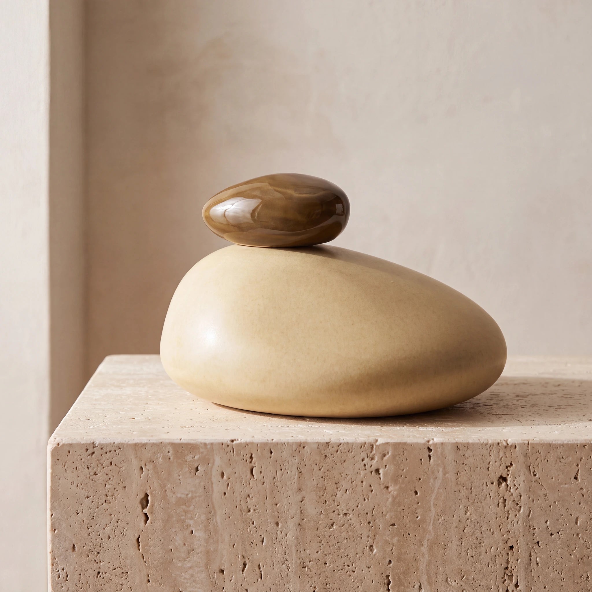 Pebbles Adult Cremation Urn for Ashes in Light Sand
