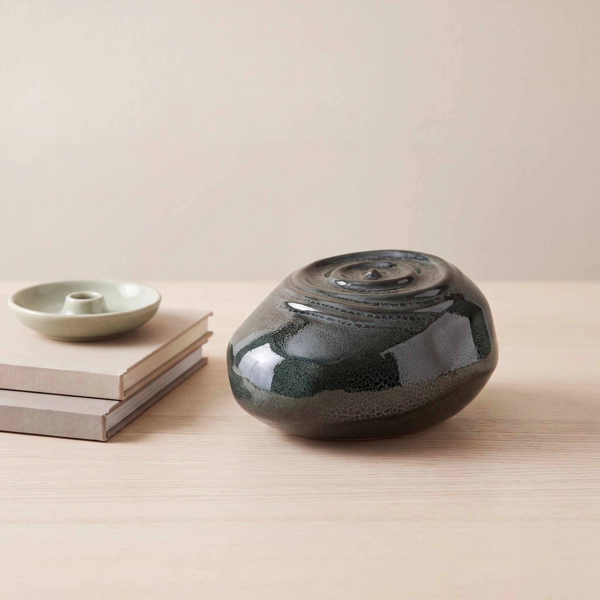 Ripples-Small-Urn-for-Ashes-in-Black-keepsake_books_dish-Right-Angle
