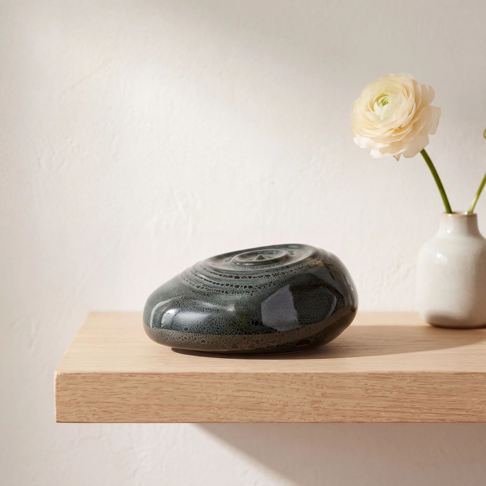 Ripples-Small-Urn-for-Ashes-in-Black-keepsake_bud_vase