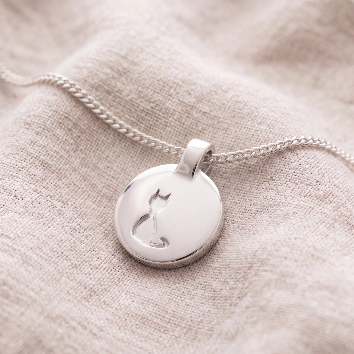 Self-fill-Cat-Memorial-Ashes-Pendant-On-Linen