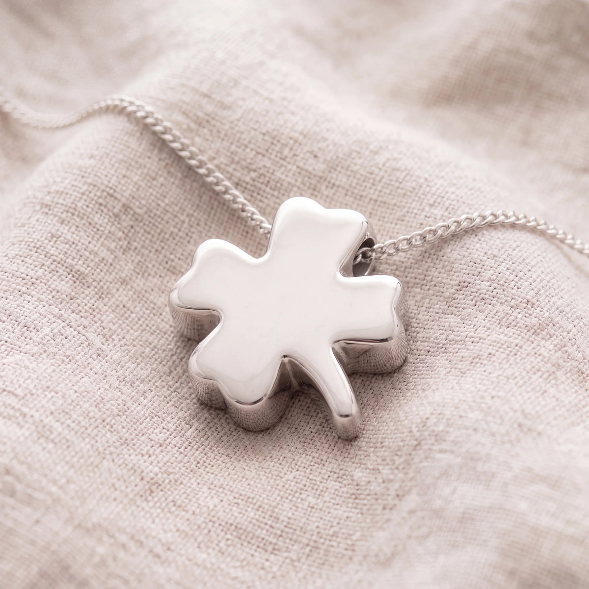 Self-fill-Four-leaf-Clover-Memorial-Ashes-Pendant-On-Linen