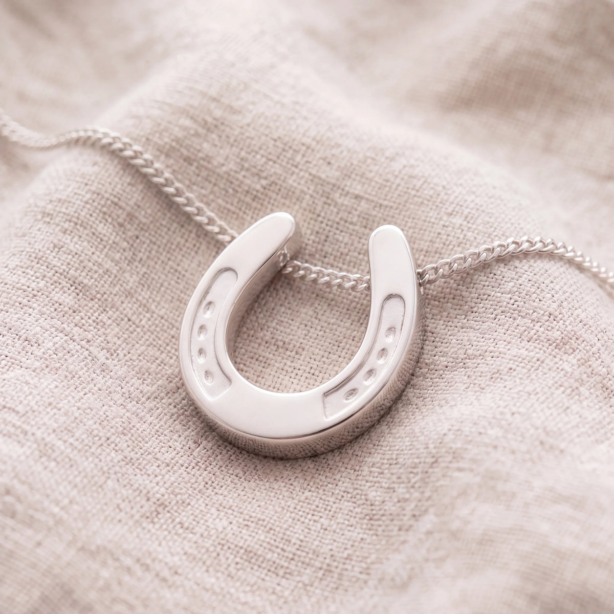 Self-fill-Horse-Shoe-Memorial-Ashes-Pendant-On-Linen