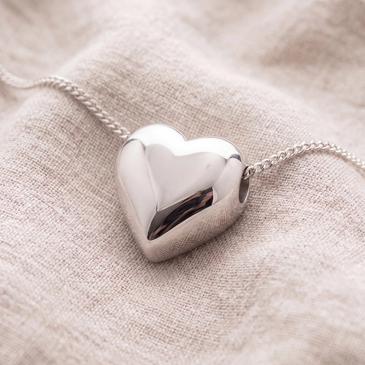 Self-fill-Keepsake-Heart-Memorial-Ashes-Pendant-On-Linen