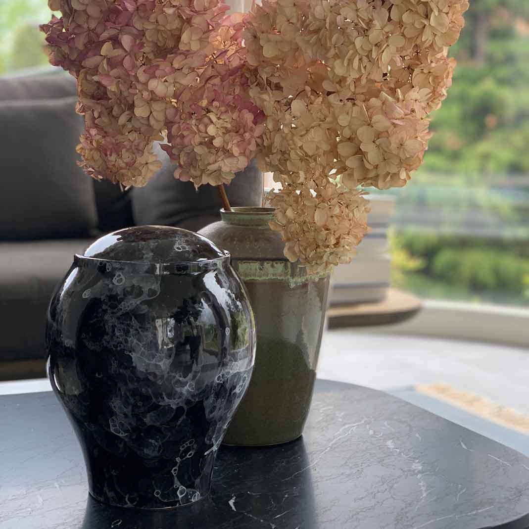 Splash Classic Adult Cremation Urn for Ashes in Black