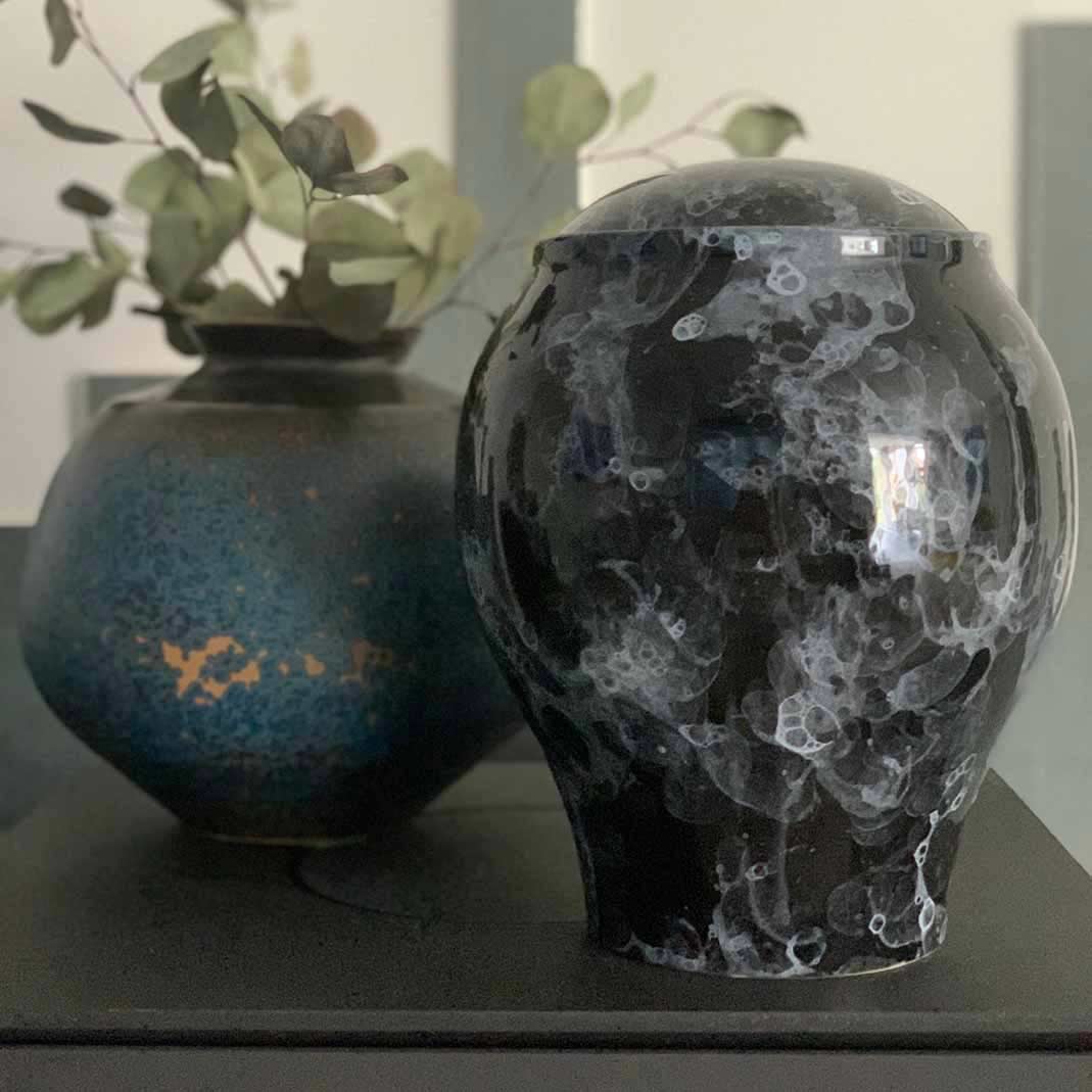 Splash Classic Adult Cremation Urn for Ashes in Black