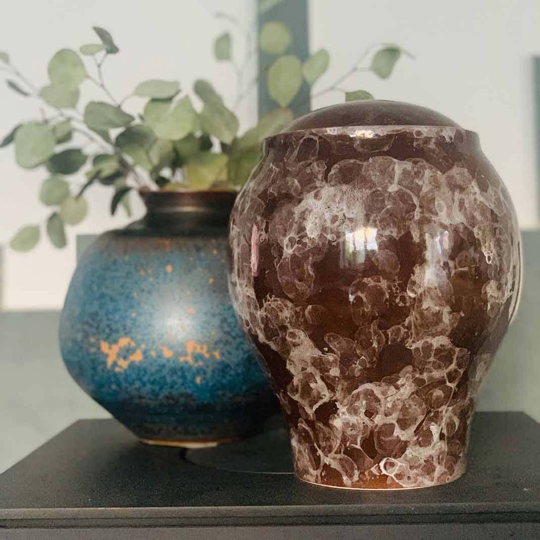 Splash Classic Adult Cremation Urn for Ashes in Brown
