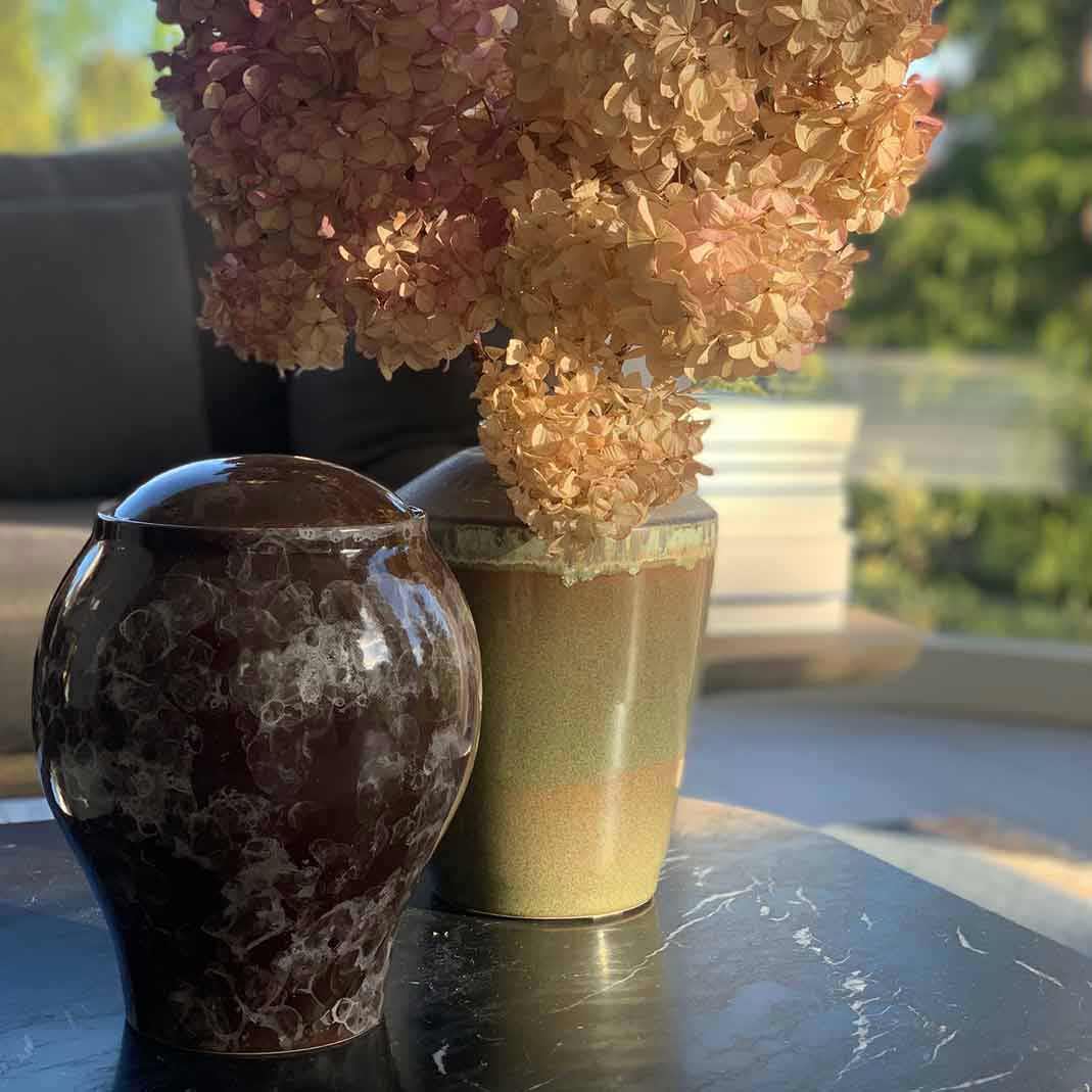 Splash Classic Adult Cremation Urn for Ashes in Brown