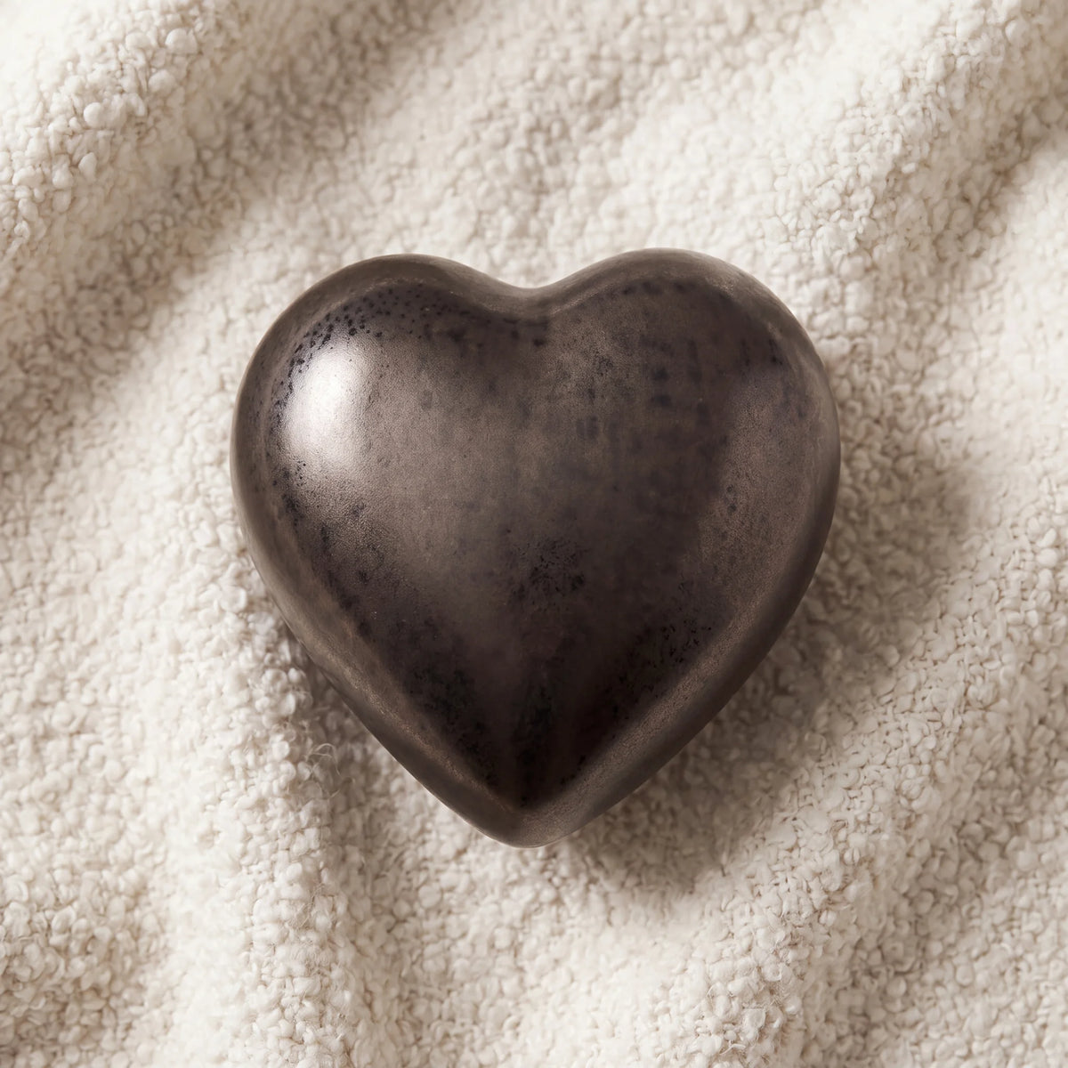 Teardrop-Heart-Keepsake-Urn-for-Ashes-in-Antic-Gold-heart_boucle_above
