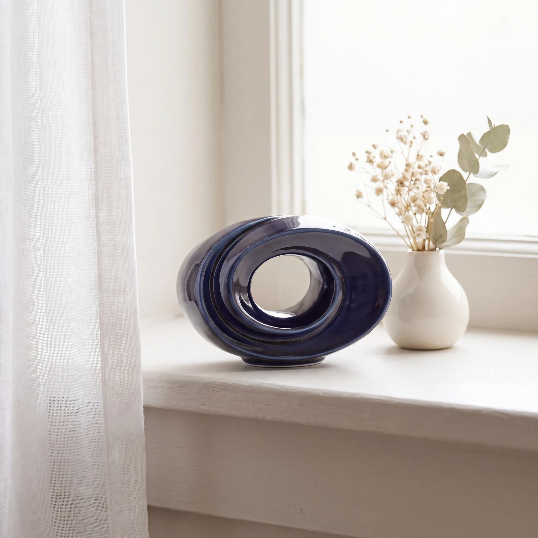 The-Passage-Small-Urn-for-Ashes-in-Metallic-Blue-keepsake_windowsill_posy-Right-Angle