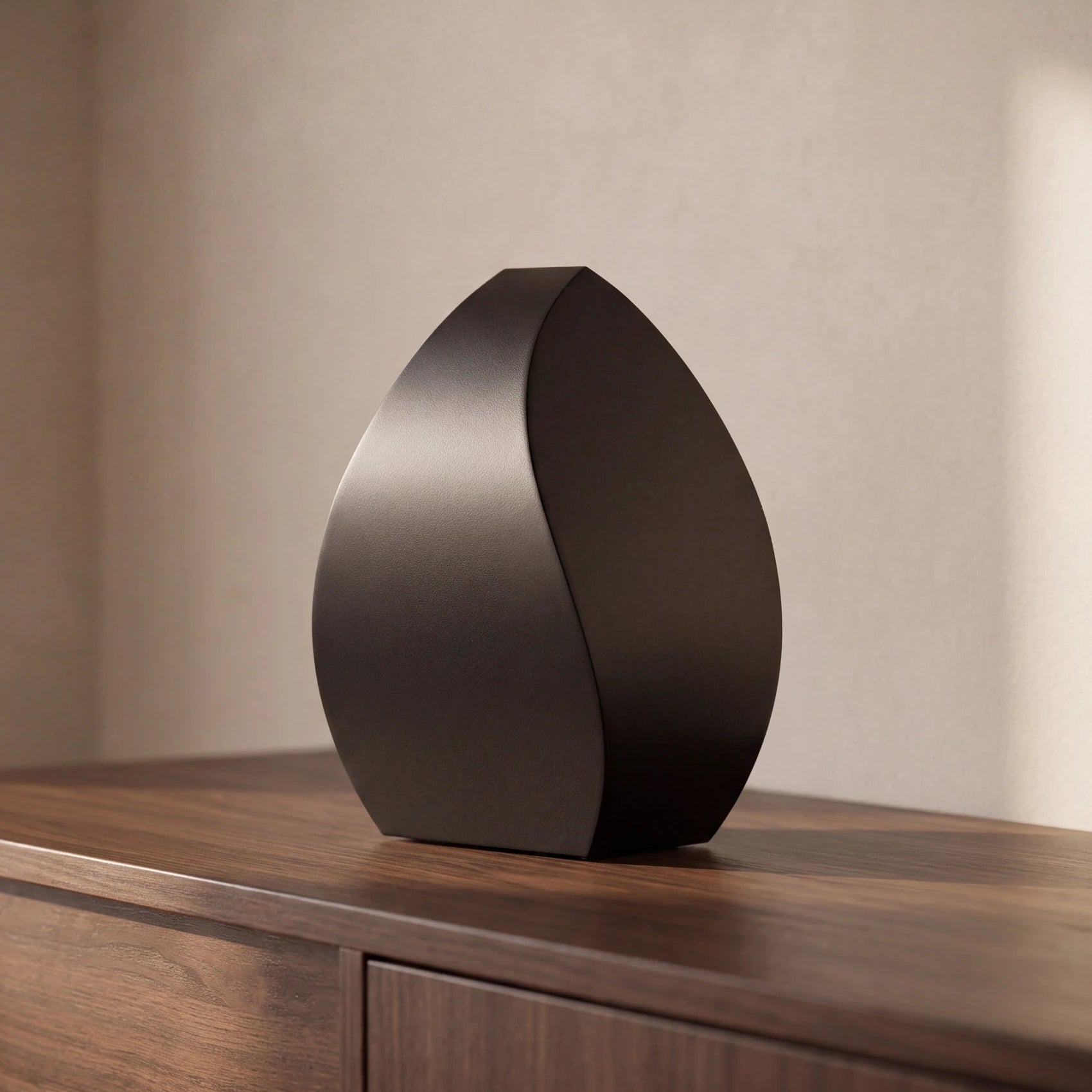 Tulip-Adult-Cremation-Urn-for-Ashes-in-Matte-Black-Stainless-Steel-amto_walnut
