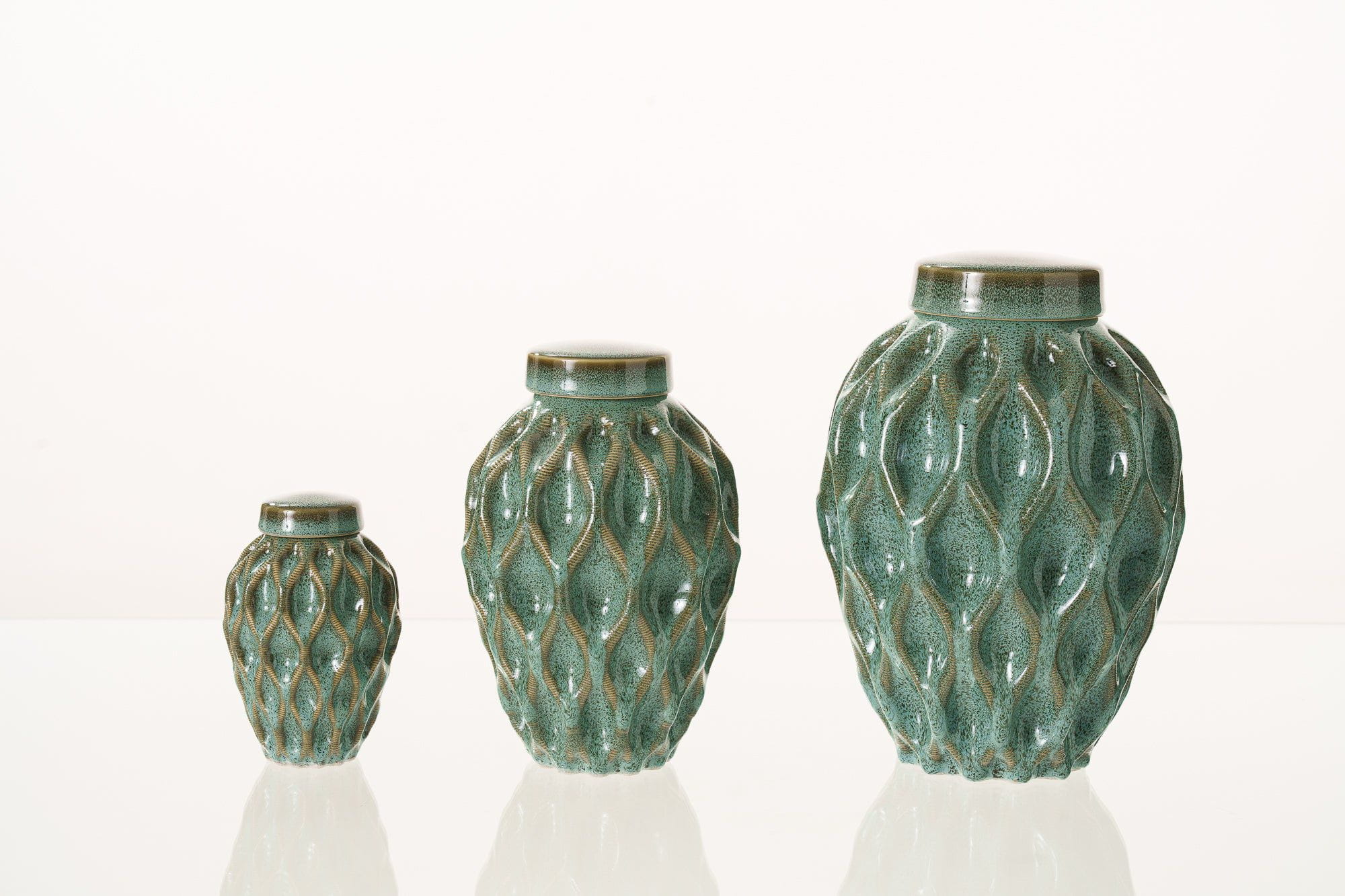 Echo Adult Cremation Urn for Ashes in Dark Sand