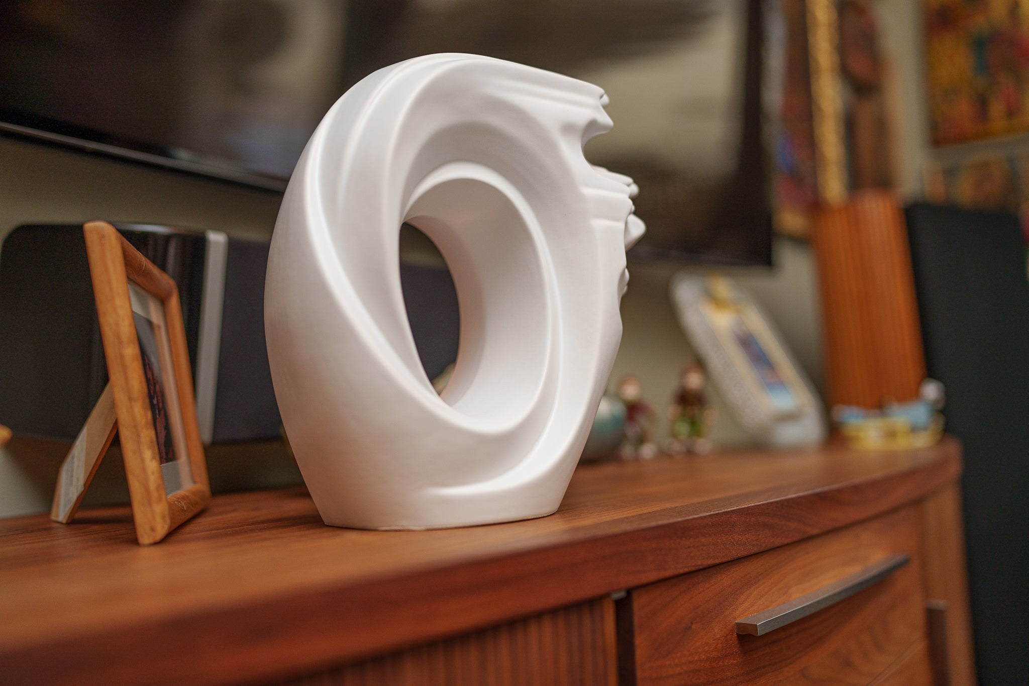 Zephyr Adult Cremation Urn for Ashes in Matte White
