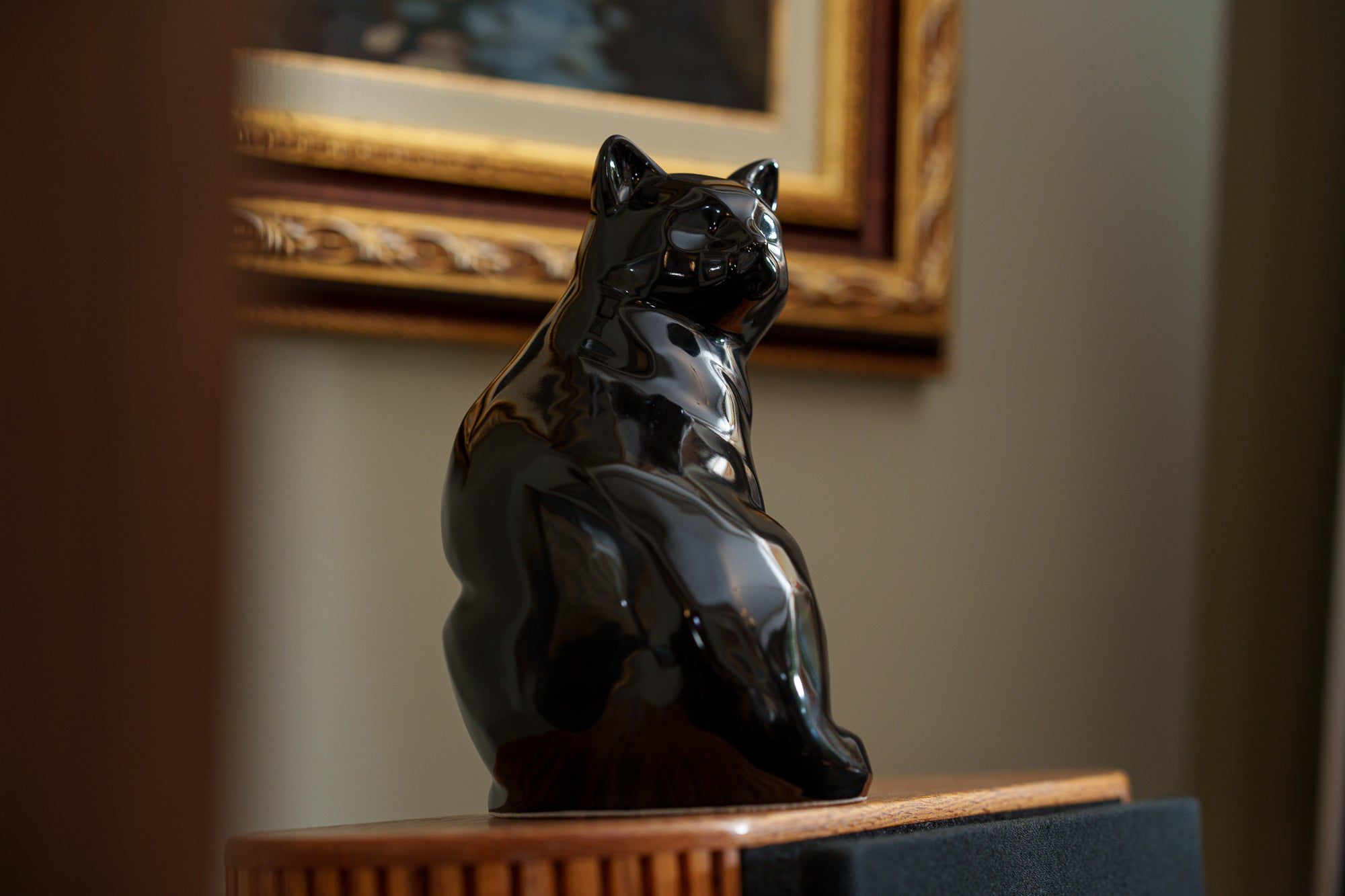 Felix Cat Urn for Ashes in Glossy Black