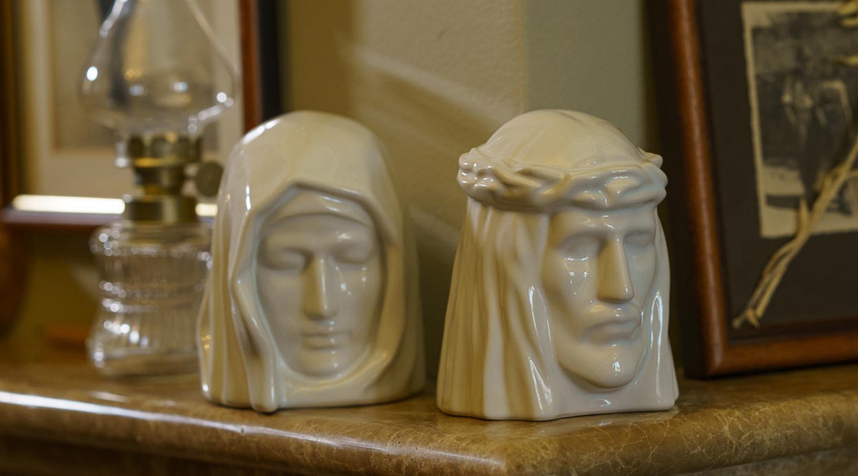 5 Remarkable Ceramic Keepsakes for Ashes