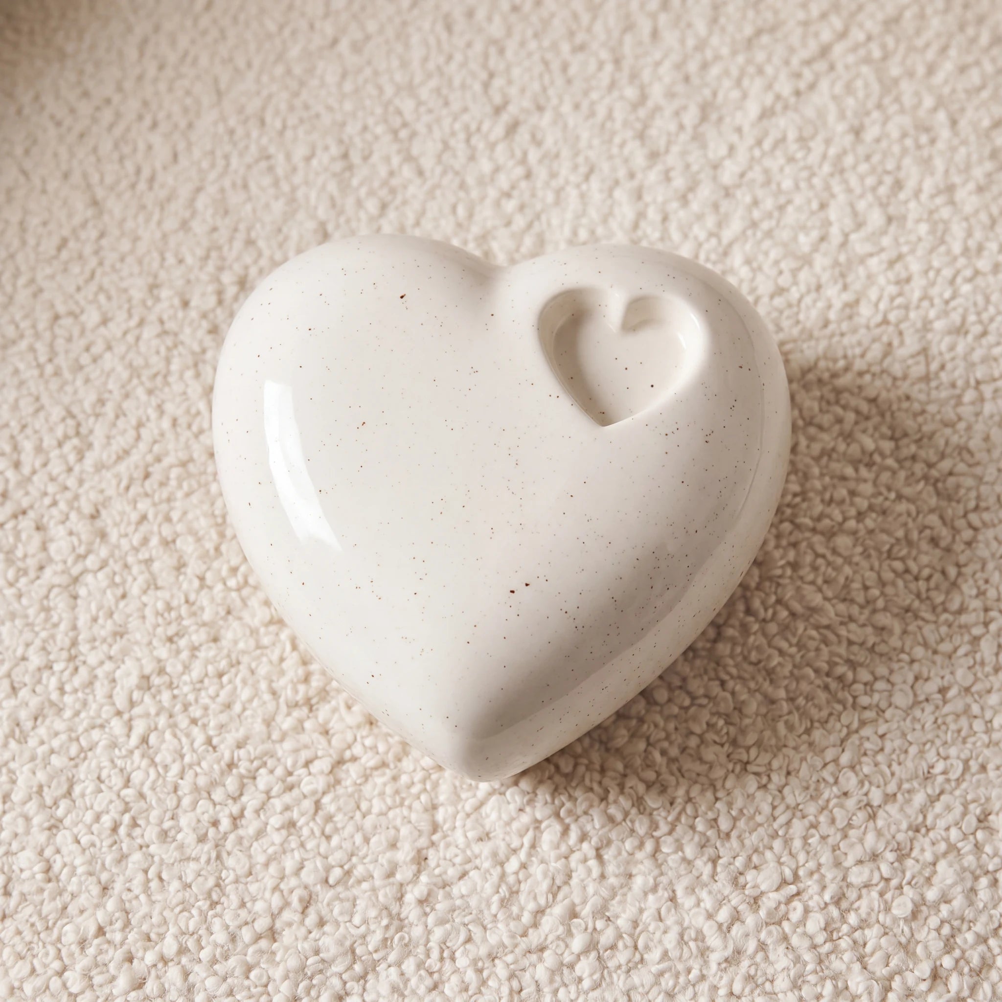 Big-Heart-Double-Urn-for-Ashes-in-Pepper-heart_boucle_above