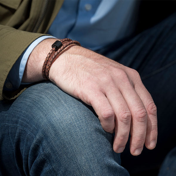 Braided Leather Ashes Bracelet for Men in Cognac - Black Edition