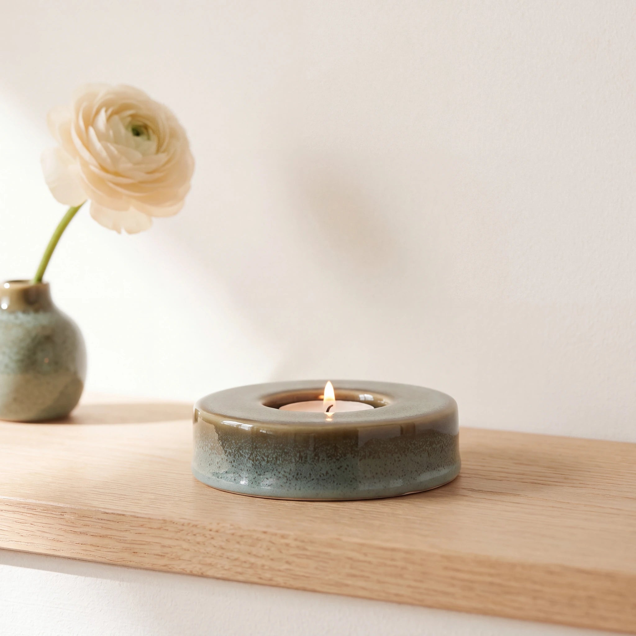 Caleo-keepsake-candle-in-Oily-Green-keepsake_bud_vase