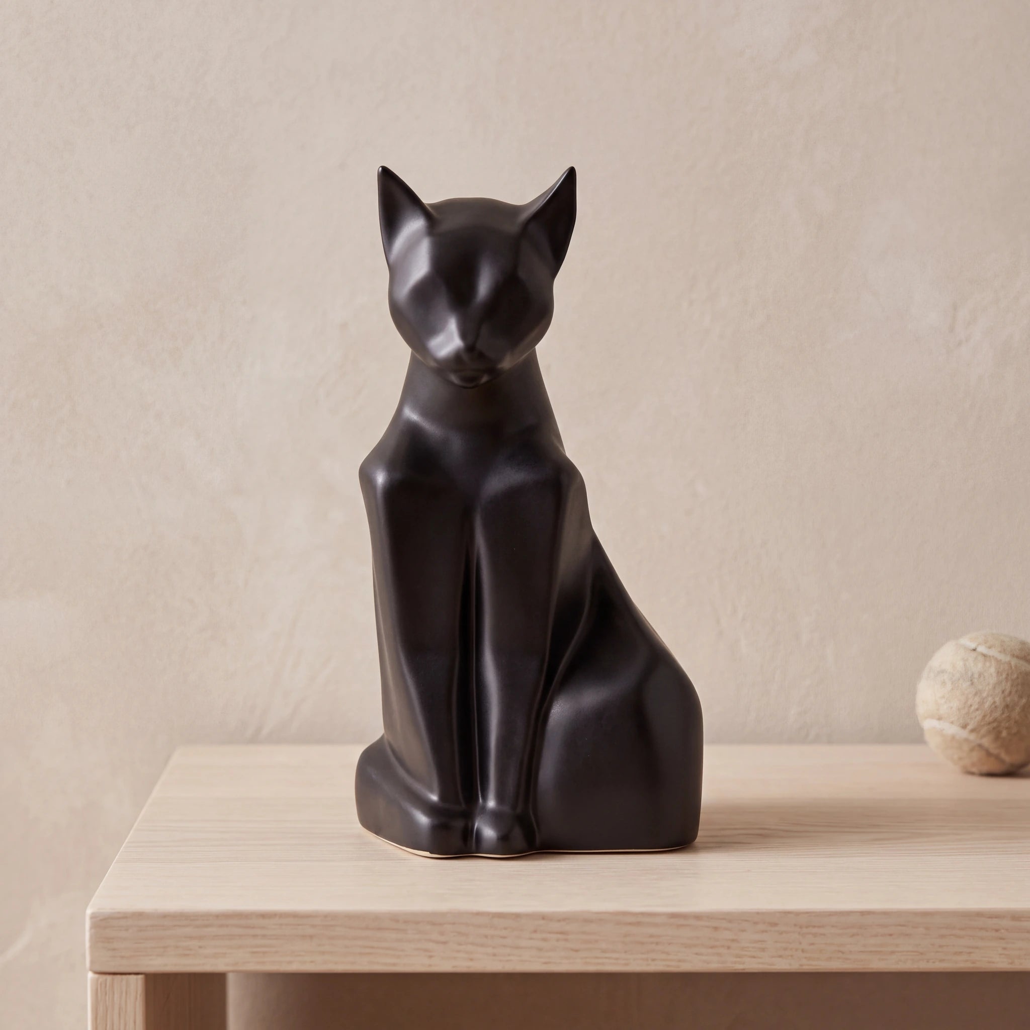 Cat-Urn-for-Ashes-in-Matte-Black-pet_console_ball