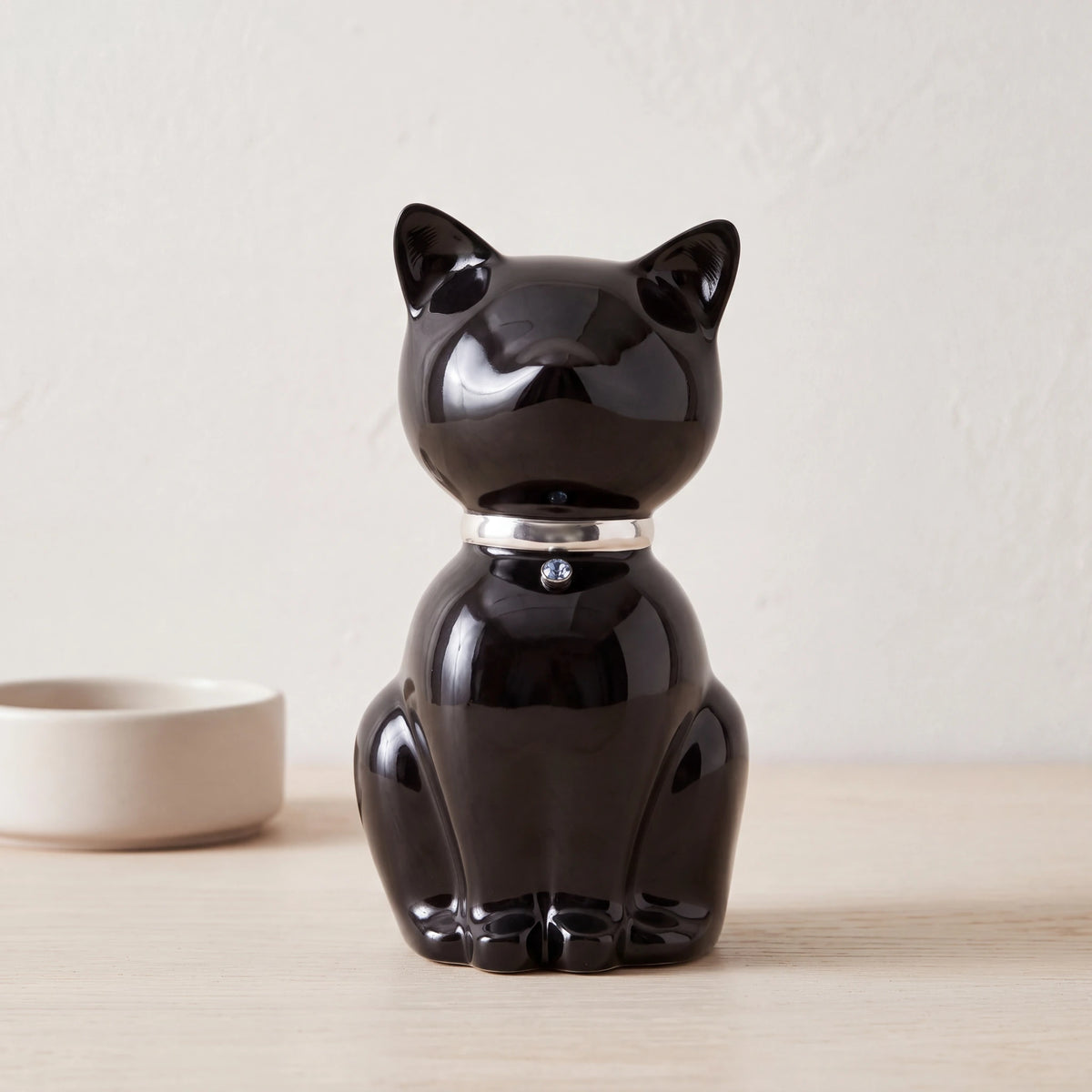 Cat-Urn-for-Ashes-in-Onyx-Silver-pet_bowl_ledge