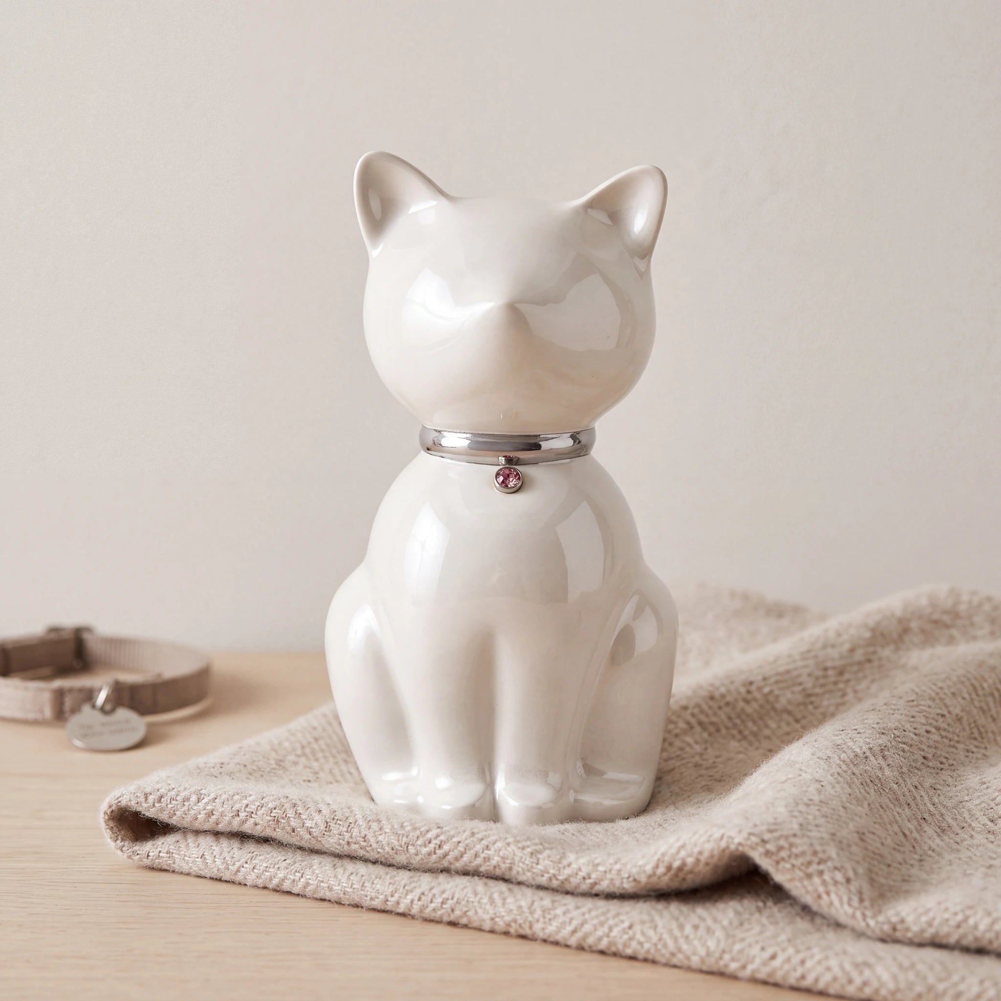 Cat-Urn-for-Ashes-in-White-Silver-pet_blanket_fold