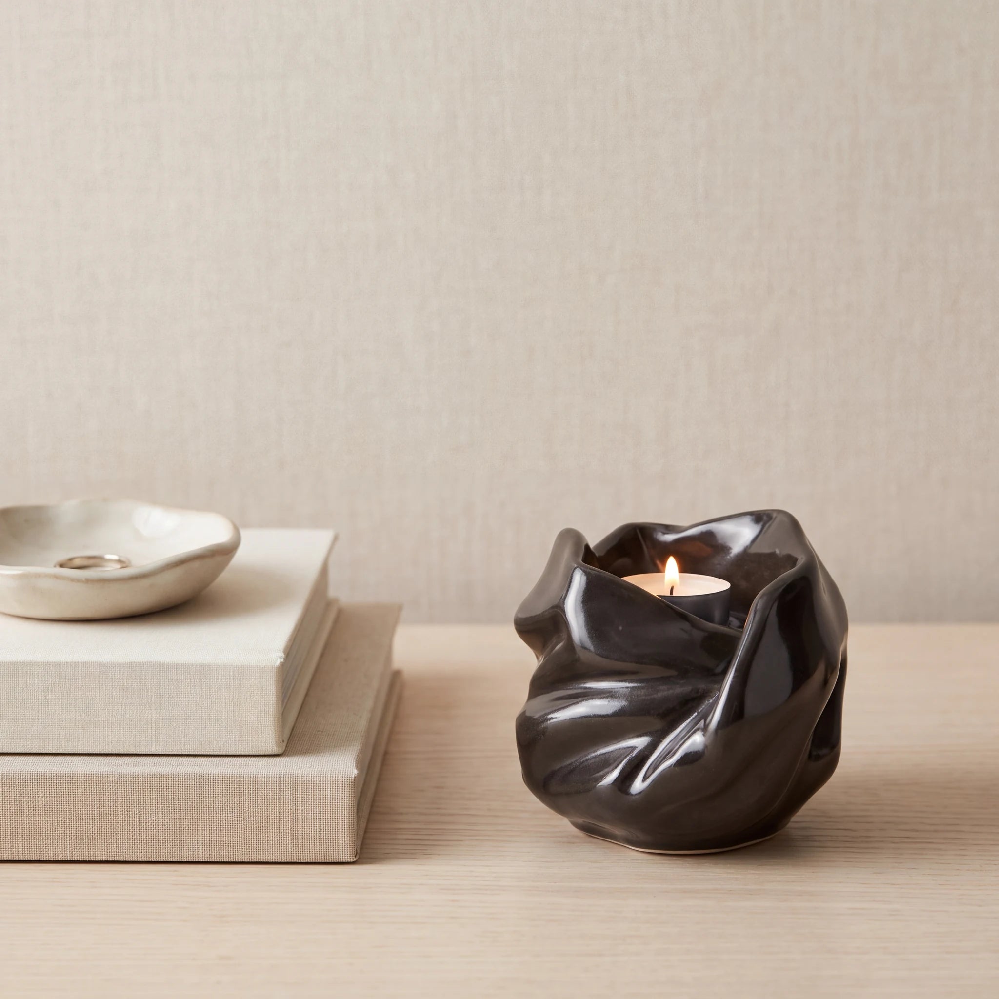 Comfort-Candle-Small-Urn-for-Ashes-in-Glossy-Black-keepsake_books_dish-Left-Angle