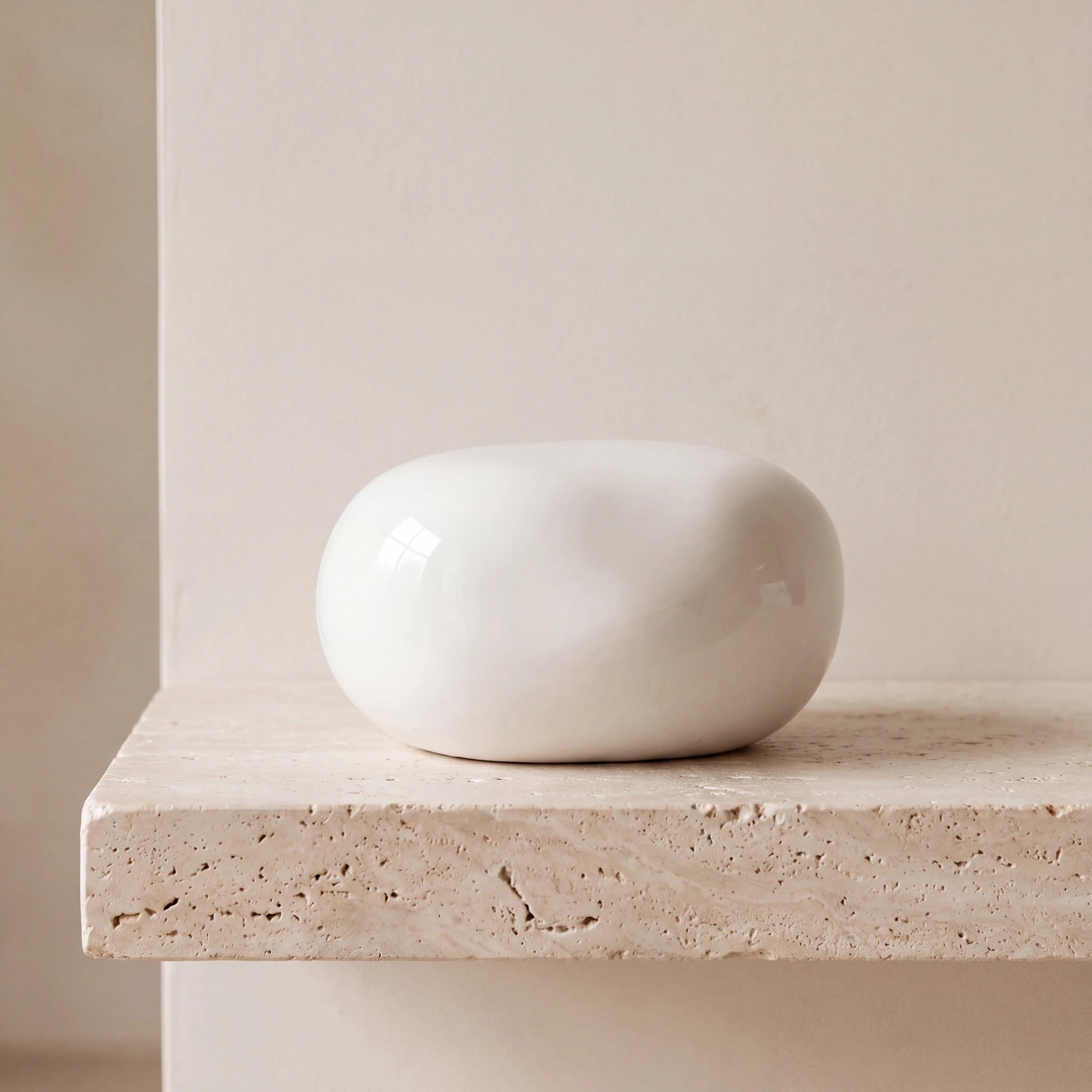 Cuddle-Stone-Keepsake-Urn-for-Ashes-in-Glossy-White-Travertine-Ledge