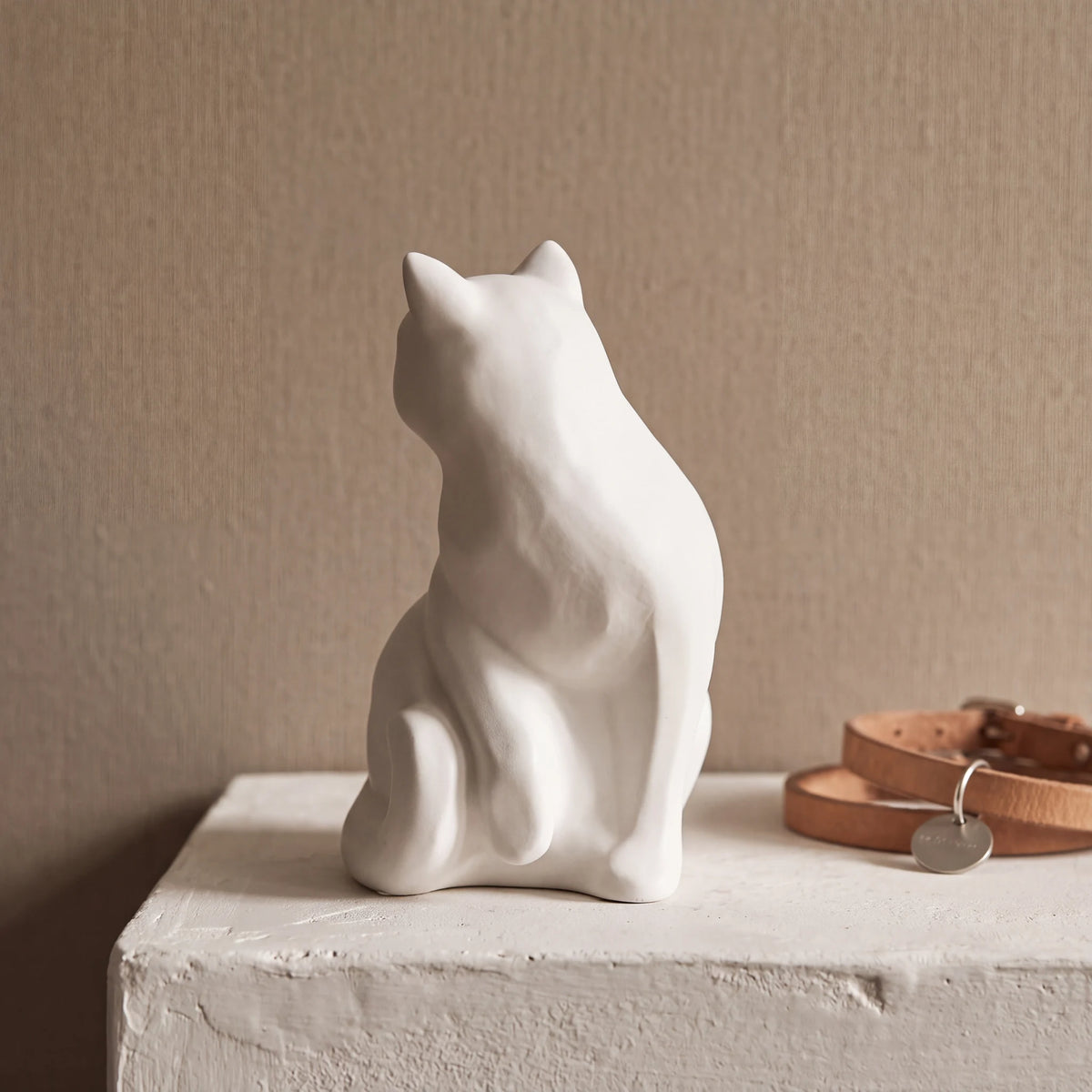Felix-Cat-Urn-for-Ashes-in-Matte-White-pet_collar_ledge