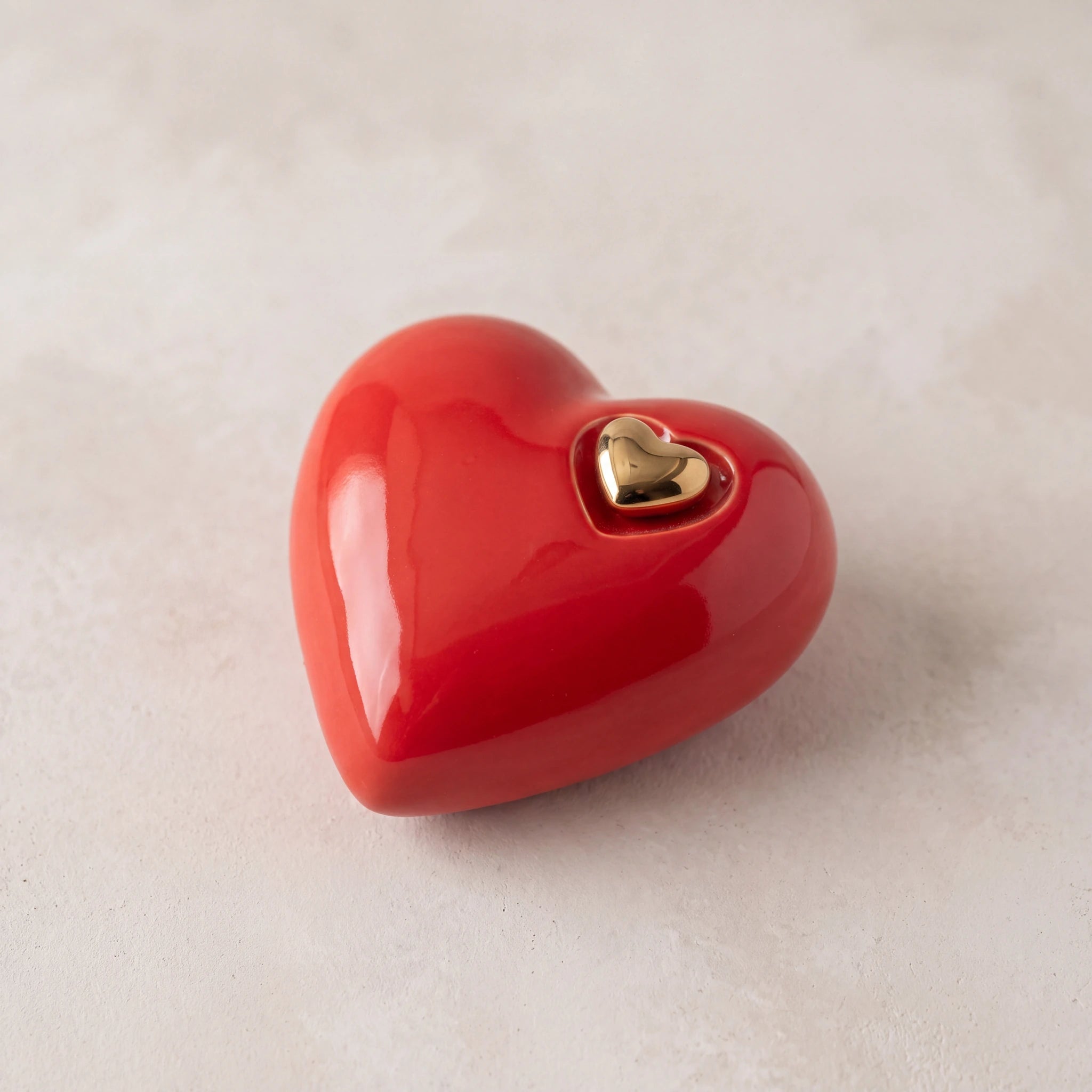 Heart-Medium-Urn-for-Ashes-in-Red-and-Gold-heart_plaster_above