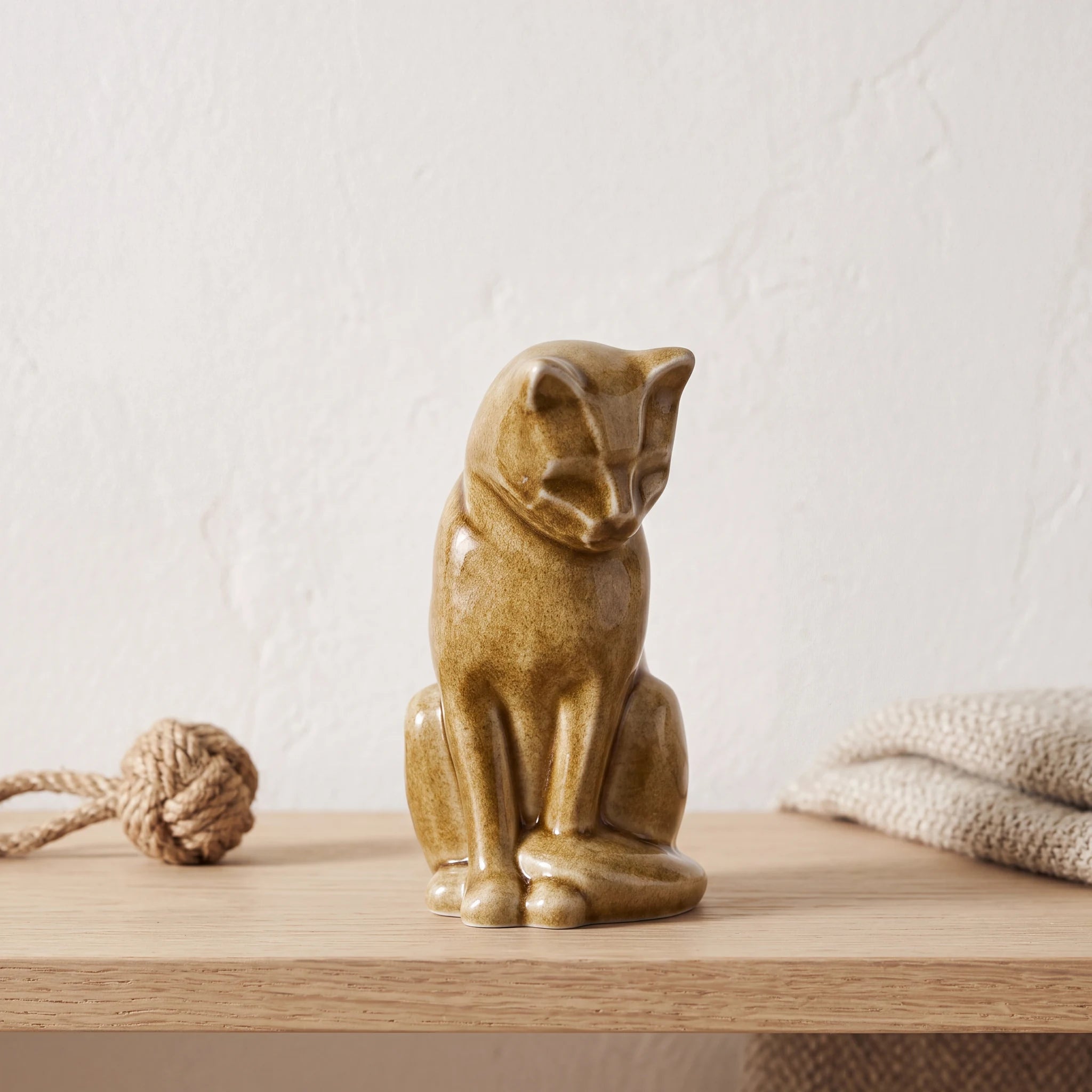 Kitten-Urn-for-Ashes-in-Dark-Sand-pet_soft_toy_shelf