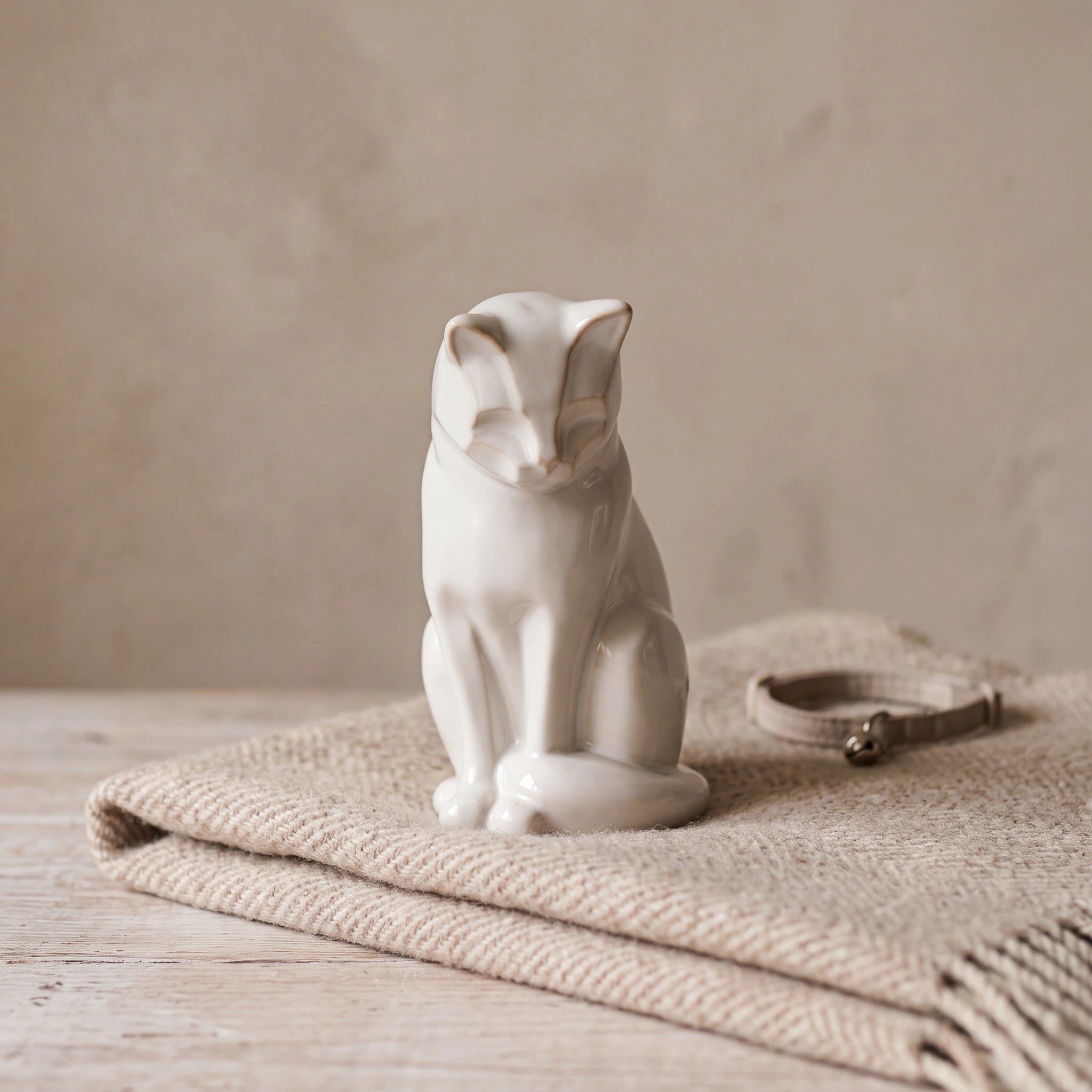 Kitten-Urn-for-Ashes-in-White-pet_blanket_fold