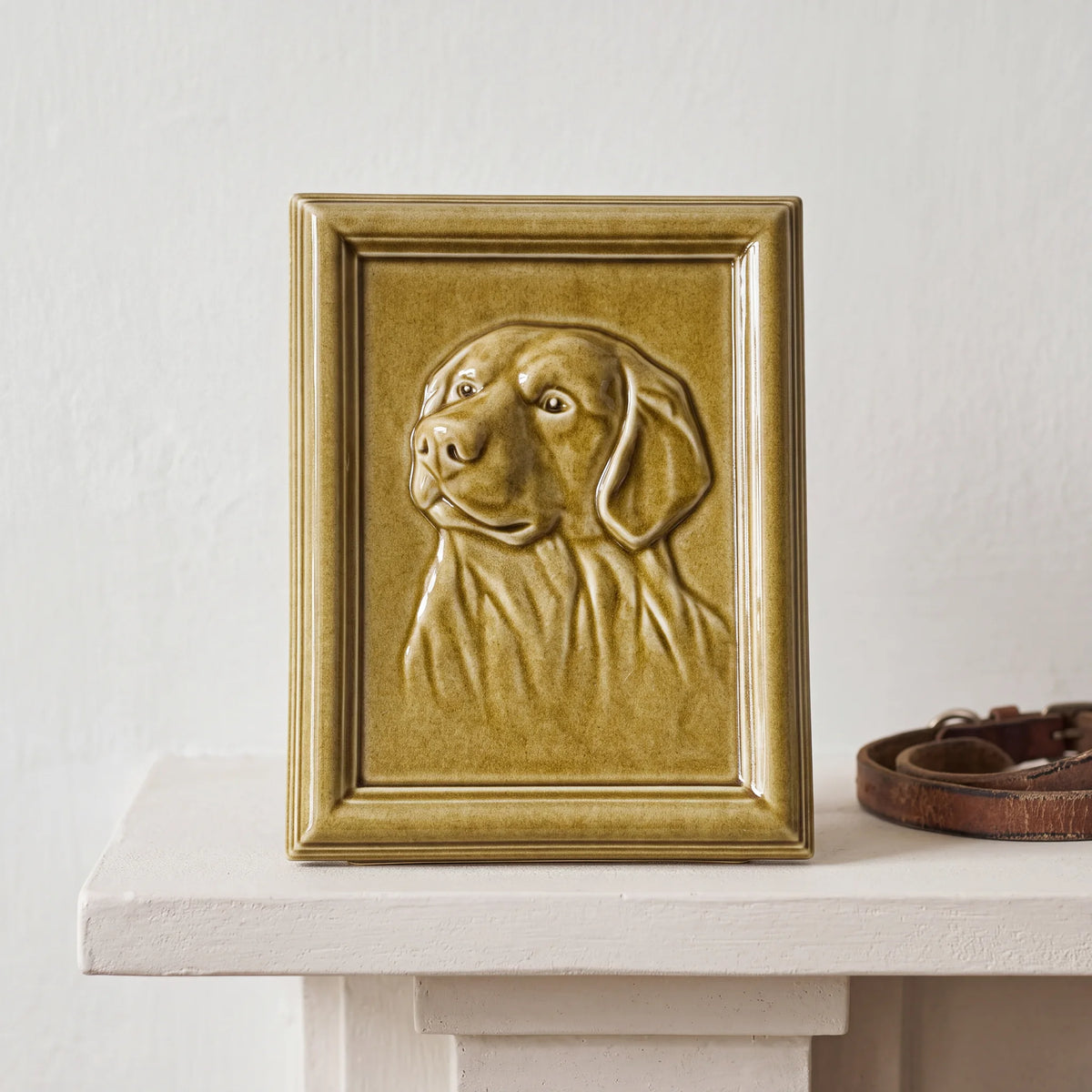 Labrador-Portrait-Dog-Urn-for-Ashes-in-Dark-Sand-On-the-Mantelpiece