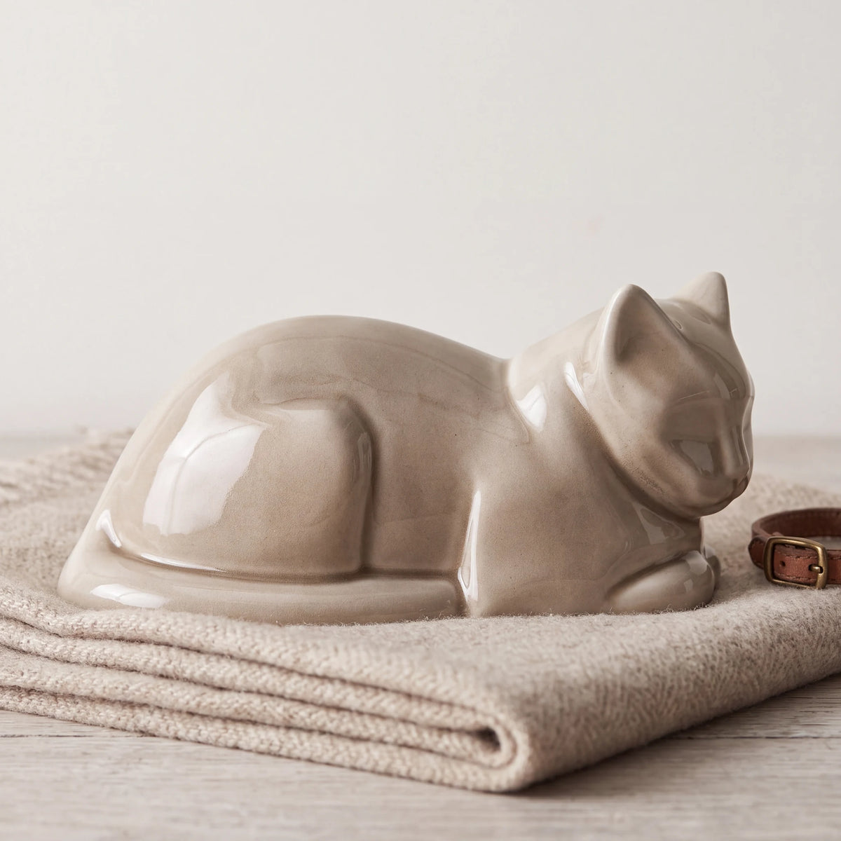 Lying-Cat-Urn-for-Ashes-in-Beige-Grey-pet_blanket_fold